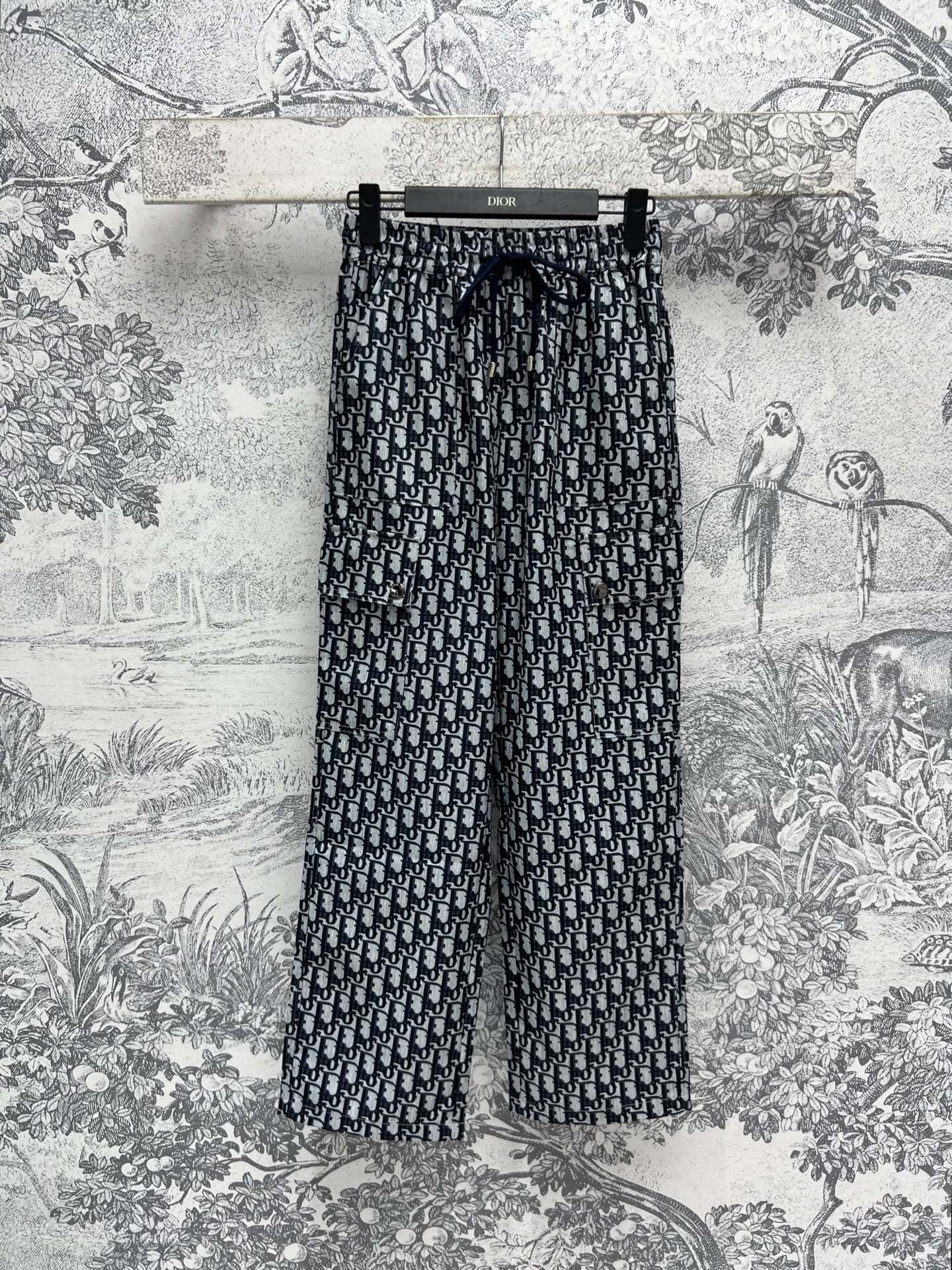 NO:311665,D home 25 early spring new style D letter presbyopia casual pants full of D jacquard and low-key and fashionable classic presbyopia is never out of date, casual and comfortable upper body, elastic waist design, showing waist and long legs, excellent texture of fabric, one color and three codes SML, dior, alexander wang19860909D家 25早春新款 D字母老花休闲裤 满D提花低调又时髦 经典的老花耐看永不过时 上身随性又舒适 松紧腰设计 显腰身又显腿长 面料质感超赞一色三码 SML,,dior,alexander wang,Women's clothing