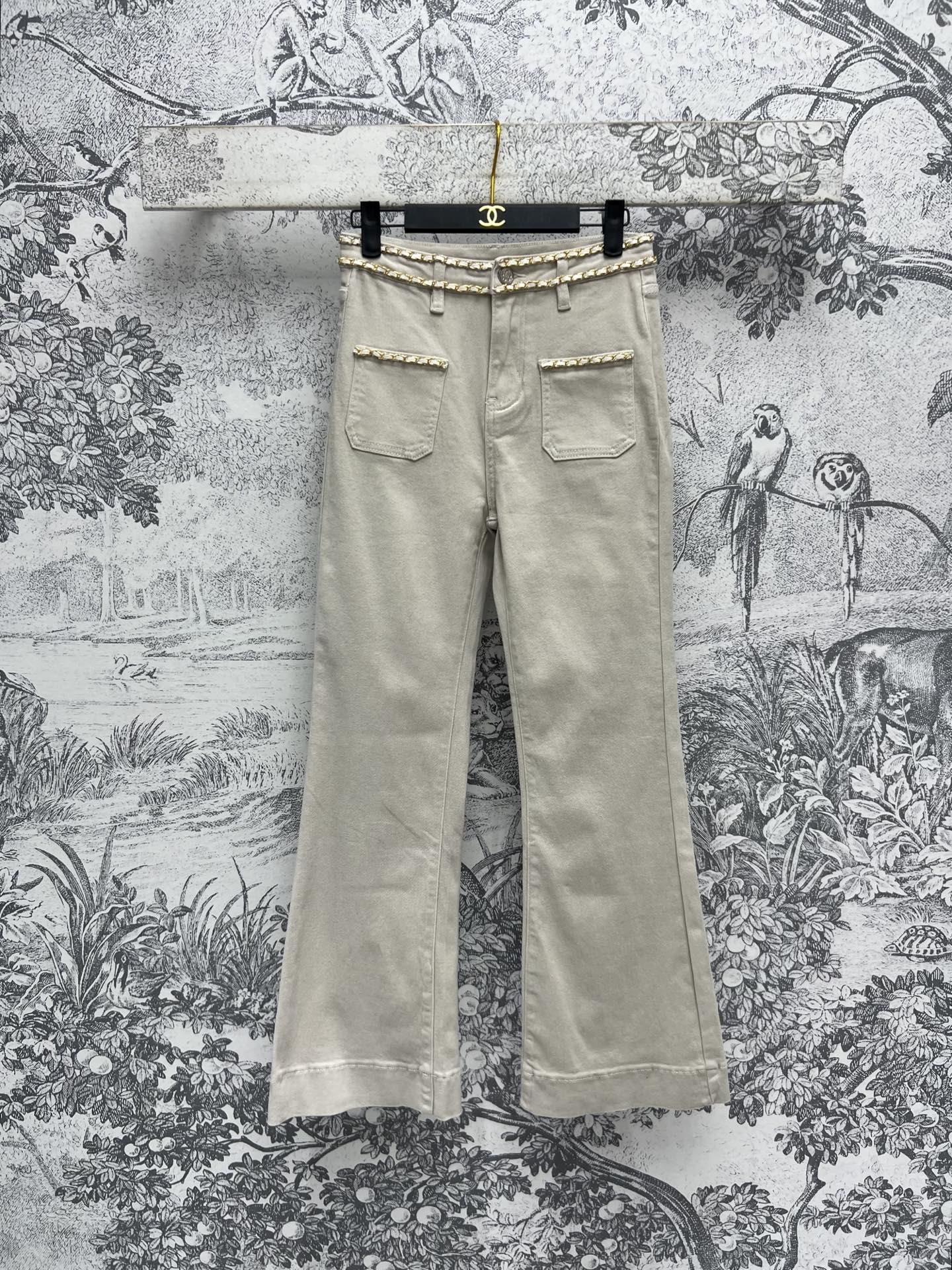 NO:311669,Xiaoxiangfeng 25 early spring new style chain decoration straight jeans straight-leg straight-fitting extreme leg shape, making it look big and long legs instantly, super slim and versatile, Xiaoxiangfeng chain decoration, high-end and eye-catching, good-looking with any item, one color three-code SM, jeans, alexander wang19860909小香风 25早春新款 链条装饰直筒牛仔裤 直筒版型极致修饰腿型 秒变大长腿 超级显瘦百搭 小香风链条装饰 高级吸睛 搭配任何单品都好看 一色三码 SM,,jeans,alexander wang,Women's clothing