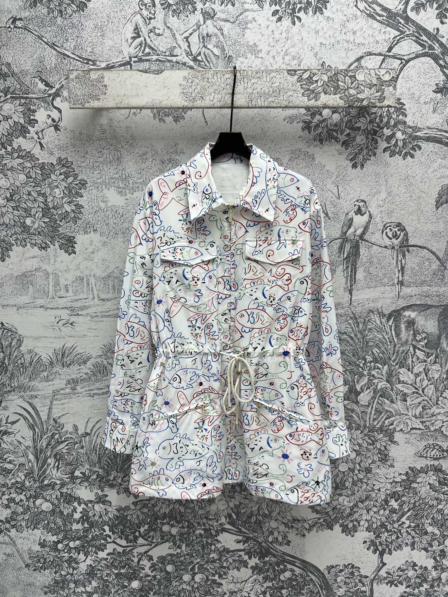 NO:311673,Xiaoxiang style 25 spring and summer new styles Fun graffiti printing series Hooded stand-up collar jacket   lapel waist dress Customized fun graffiti printing fabric Super stylish Hooded jacket hem drawstring adjustable upper body, cool and cool, commuting and going out the streets are good choices, no matter how to match the upper body, you can control any body Three colors and three codes SML, skirts, jackets & coats, hats, alexander wang19860909小香风 25春夏新款 趣味涂鸦印花系列 连帽立领外套 翻领收腰连衣裙 定制的趣味涂鸦印花面料 上身超级有型 连帽外套衣摆抽绳可调节上身又酷又飒 通勤出街都是不错的选择 上身怎么搭配都好看 任何身材都可驾驭 三色三码 SML,,skirts,jackets & coats,hats,alexander wang,Women's clothing