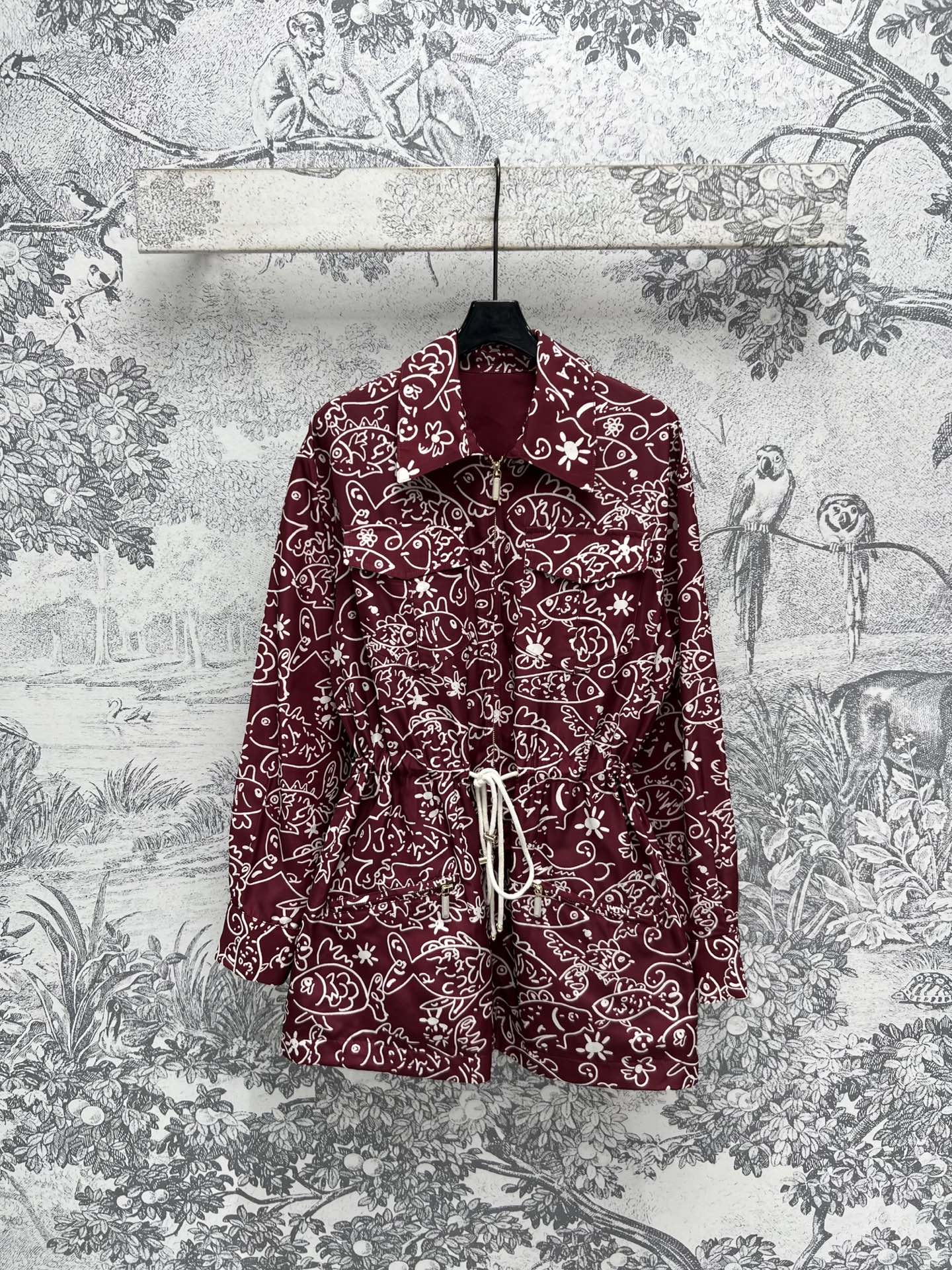 NO:311656,Xiaoxiang style 25 spring and summer new style Fun graffiti printing series Hooded stand-up collar jacket   lapel waist dress Customized fun graffiti printing fabric Super stylish Hooded jacket hem drawstring adjustable upper body, cool and cool, commuting and going out the streets are all good choices, no matter how to match the upper body, you can control any figure Three colors and three codes, skirts, jackets & coats, hats, alexander wang19860909小香风 25春夏新款 趣味涂鸦印花系列 连帽立领外套 翻领收腰连衣裙 定制的趣味涂鸦印花面料 上身超级有型 连帽外套衣摆抽绳可调节上身又酷又飒 通勤出街都是不错的选择 上身怎么搭配都好看 任何身材都可驾驭 三色三码,,skirts,jackets & coats,hats,alexander wang,Women's clothing