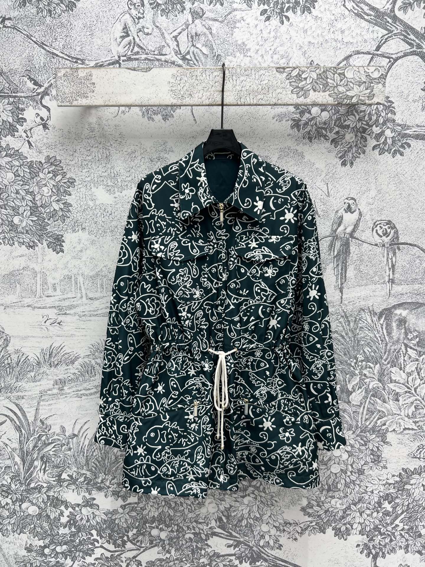 NO:311658,Xiaoxiang style 25 spring and summer new styles Fun graffiti printing series Hooded stand-up collar jacket   lapel waist dress Customized fun graffiti printing fabric Super stylish Hooded jacket hem drawstring adjustable upper body, cool and cool, commuting and going out the streets are good choices, no matter how to match the upper body, you can control any body Three colors and three codes SML, skirts, jackets & coats, hats, alexander wang19860909小香风 25春夏新款 趣味涂鸦印花系列 连帽立领外套 翻领收腰连衣裙 定制的趣味涂鸦印花面料 上身超级有型 连帽外套衣摆抽绳可调节上身又酷又飒 通勤出街都是不错的选择 上身怎么搭配都好看 任何身材都可驾驭 三色三码 SML,,skirts,jackets & coats,hats,alexander wang,Women's clothing