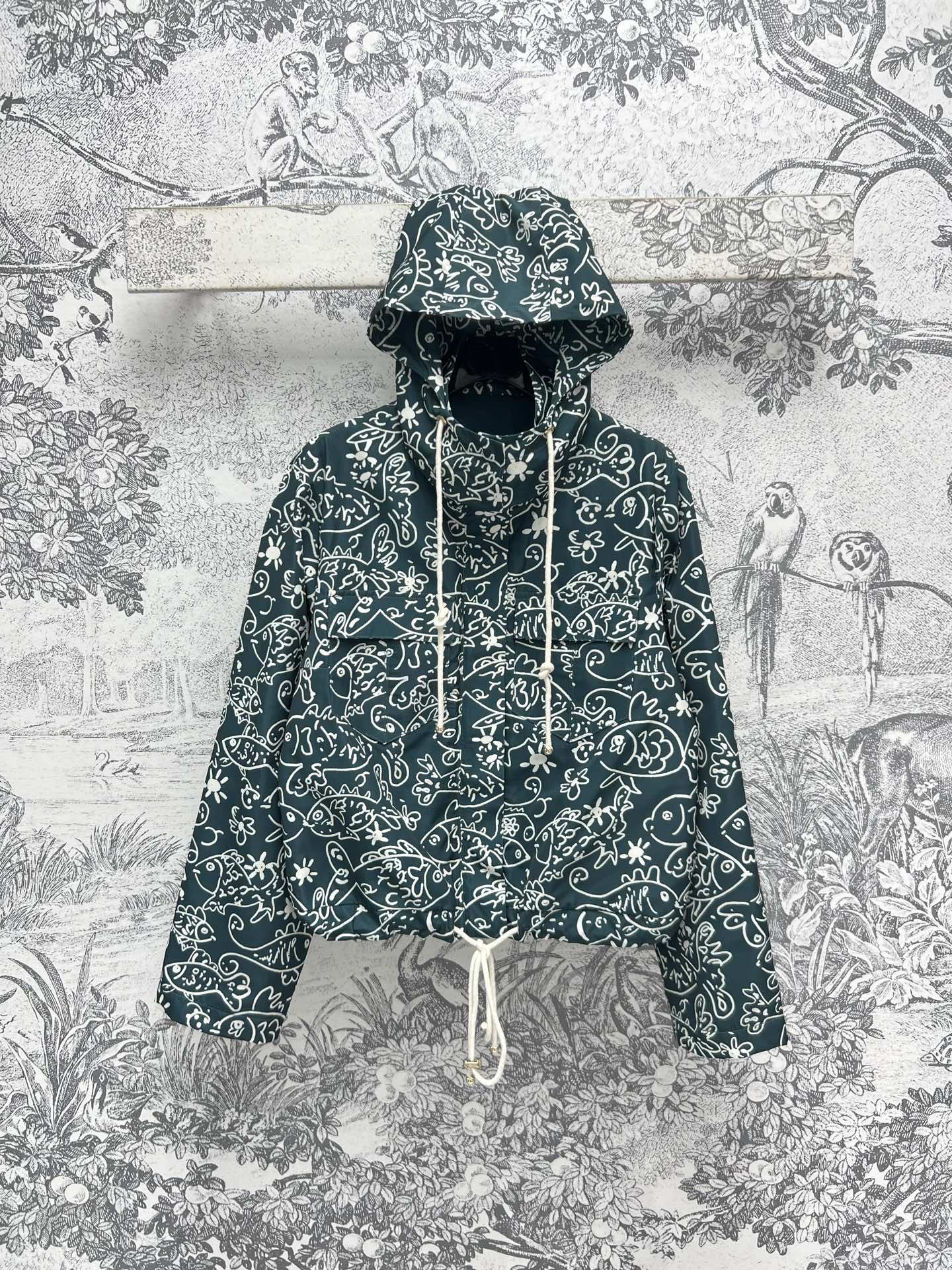 NO:311664,Xiaoxiangfeng 25 spring and summer new style Fun graffiti printing series Hooded stand-up collar jacket   lapel waist dress Customized fun graffiti printing fabric Super stylish Hooded jacket hem drawstring adjustable upper body, cool and cool, commuting and going out the streets are good choices, no matter how to match the upper body, you can control any body Three colors and three codes SM, skirts, jackets & coats, hats, alexander wang19860909小香风 25春夏新款 趣味涂鸦印花系列 连帽立领外套 翻领收腰连衣裙 定制的趣味涂鸦印花面料 上身超级有型 连帽外套衣摆抽绳可调节上身又酷又飒 通勤出街都是不错的选择 上身怎么搭配都好看 任何身材都可驾驭 三色三码 SM,,skirts,jackets & coats,hats,alexander wang,Women's clothing