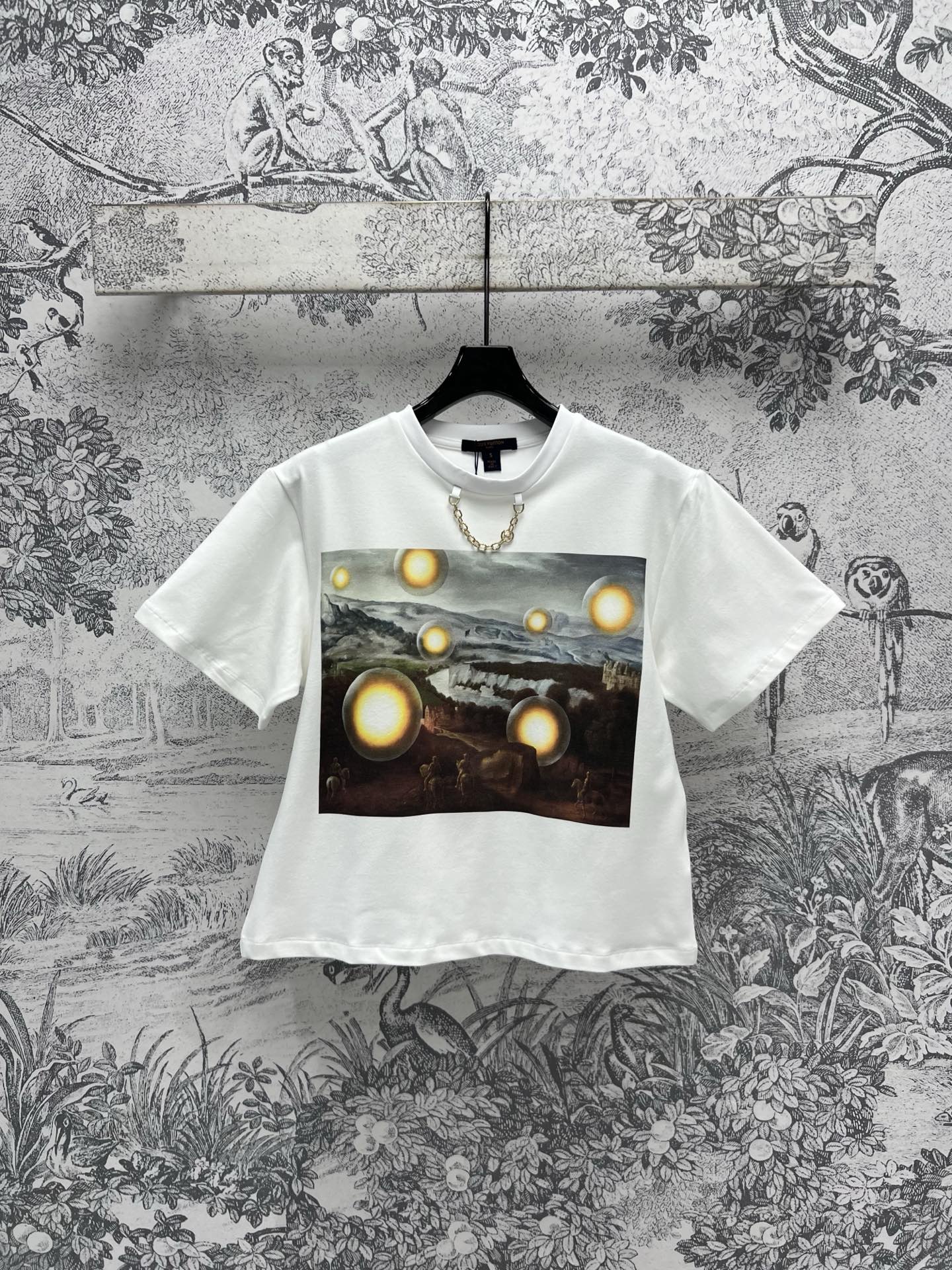 NO:311672,L Home 15 Spring and Summer New Printed Pattern Short Sleeve T-shirt Loose Short T-shirt Short T-shirt Looks great with a short skirt Classic printed pattern No difficulty in matching the upper body Fabric texture is very good Three-code SML 9,,louis vuitton,skirts,T-shirt,tees,t-shirt,alexander wang19860909L家 15春夏新款 印花图案短袖T恤 宽松短款短T 搭配小短裙很好看 经典的印花图案 上身搭配无难度 面料质感很赞 一色三码 SML 9,,louis vuitton,skirts,T-shirt,tees，t-shirt,alexander wang,Women's clothing