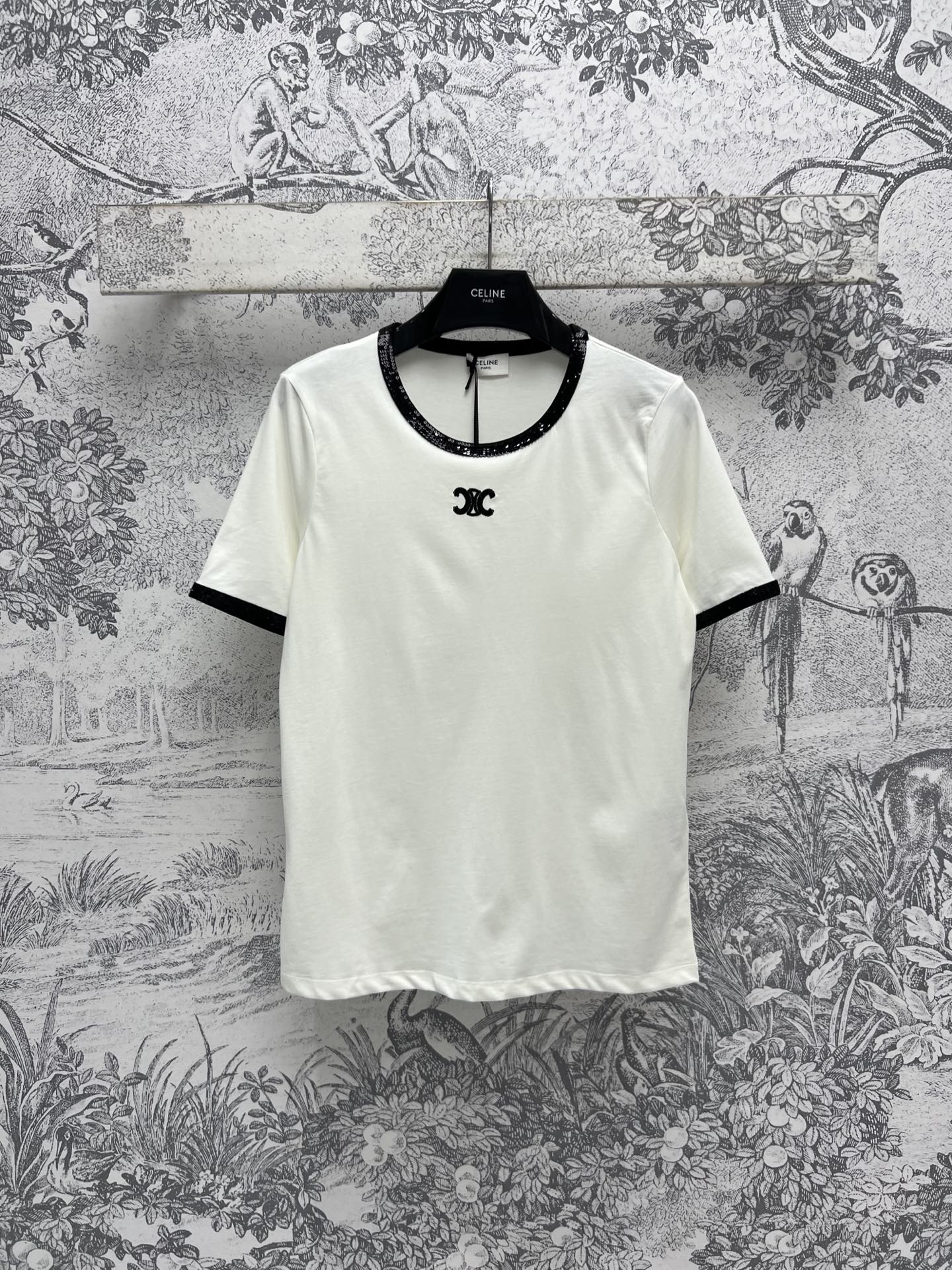 NO:311702,CE Home 25 Spring and Summer New Sequin Embroidery Logo Short-sleeved T-shirt Classic round neck style The upper body looks slim and age-reducing The chest logo is thin and flashing. Contrasting sequin edge embellishment is particularly eye-catching. Summer youthful and energetic. It is simply the focus under the sun. Any dress and pants are fashionable and beautiful and age-reducing. One color three codes SML, skirts, T-shirt,tees, t-shirt,alexander wang19860909CE家 25春夏新款 亮片刺绣logo短袖T恤 经典的圆领版型 上身显瘦又减龄 胸前logo细闪设计 撞色亮片包边点缀 特别吸睛亮眼 夏日青春又活力 阳光下简直是焦点 随便搭个裙子裤子都时髦好看又减龄 一色三码 SML,,skirts,T-shirt,tees，t-shirt,alexander wang,Women's clothing