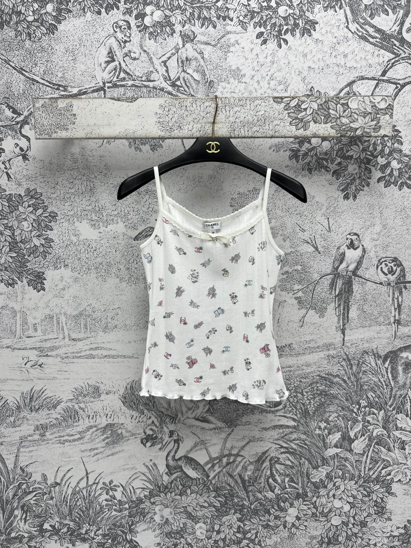 NO:311687,Xiaoxiang style 25 spring and summer new style, printed hollow small suspender, universal and versatile style, super slim, full-print printing, age-reducing girls' fashionable and advanced, super comfortable texture, retro girlish temperament, one color, three codes SM,,alexander wang19860909小香风 25春夏新款 印花镂空小吊带 万能百搭版型超显瘦 满印印花减龄少女时髦又高级 质感超舒适 复古少女气质 一色三码 SM,,alexander wang,Women's clothing