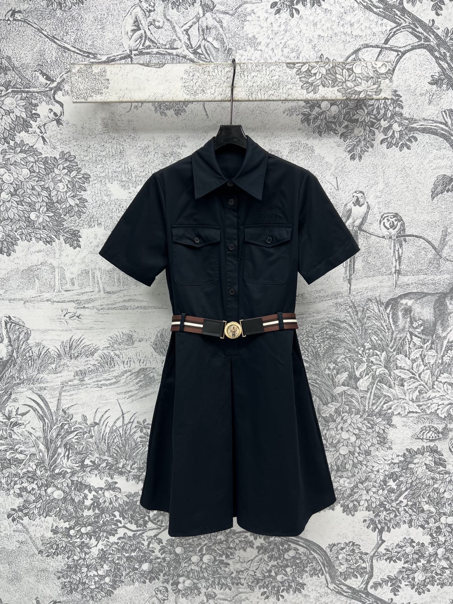 NO:311681,Mlu 25 early spring new style, belt decorative denim dress, temperament lapel design, short-sleeved open-clad buttons, three-dimensional slim skirt tailoring, elegant upper body temperament, customized letter logo webbing belt waist-closing to modify body proportions, casual female lead feeling, super temperament on the upper body, daily casual, simple and high-end, not picky, one color and three codes SML, skirts, T-shirt, alexander wang19860909Mlu 25早春新款 腰带装饰牛仔连衣裙 气质的翻领设计 短袖开襟纽扣 立体修身裙摆剪裁 上身气质优雅 腰间定制的字母标识织带腰带收腰修饰身材比例 随性大女主的感觉 上身超级显气质 日常休闲 简约高级不挑人一色三码 SML,,skirts,T-shirt,alexander wang,Women's clothing