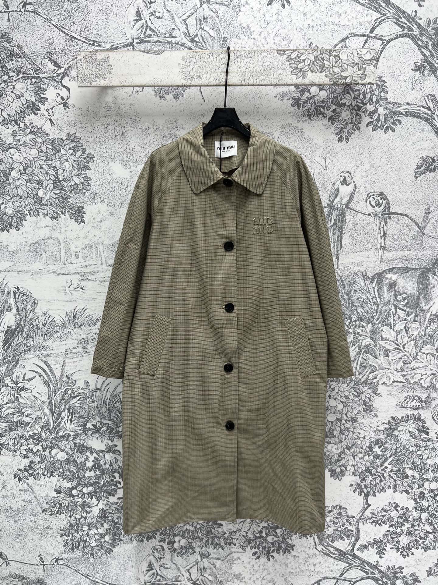 NO:312086,Miu 25 early spring new style, retro checked long-sleeved windbreaker, exquisite and capable lapel with silhouette windbreaker, easy to grasp the elegant and generous temperament of the heroine, visually high and extremely loose and aura, it is very fashionable in important occasions or street photography, one color and three codes SML, miumiu, alexander wang19860909Miu 25早春新款 复古格纹长袖风衣 精致干练的翻领搭配廓形风衣 轻松拿捏优雅大方大女主气质 视觉显高绝绝子 宽松显气场 重要场合或者街拍都很时髦一色三码 SML,,miumiu,alexander wang,Women's clothing