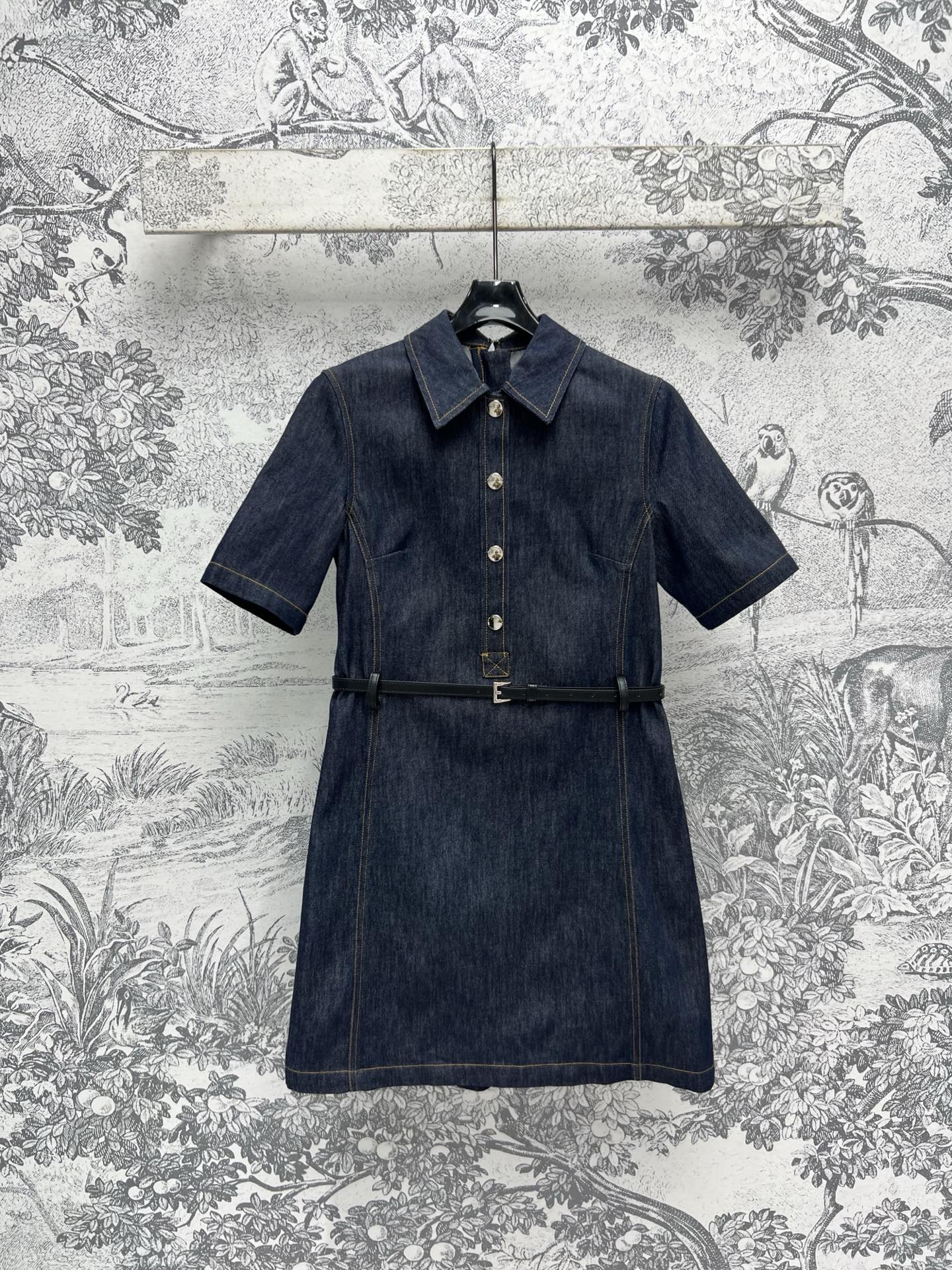 NO:312092,G Home 25 early spring new denim short-sleeved dress, high-end fabric heavy-work washing process, natural tailoring waist design to modify body proportions, casual female lead feeling, super temperament, leather belt waist tucking, super invincible style to make you look taller and thin, custom logo hardware accessories, daily casual, simple and high-end, not picky, one color three codes SML,, gucci, skirts, T-shirt, alexander wang19860909G家 25早春新款 牛仔短袖连衣裙 高级面料重工洗水工艺 自然剪裁收腰设计修饰身材比例 随性大女主的感觉 上身超级显气质 配有皮革腰带收腰 超级无敌显高显瘦的一款 定制logo五金配件 日常休闲 简约高级不挑人 一色三码 SML,,gucci,skirts,T-shirt,alexander wang,Women's clothing