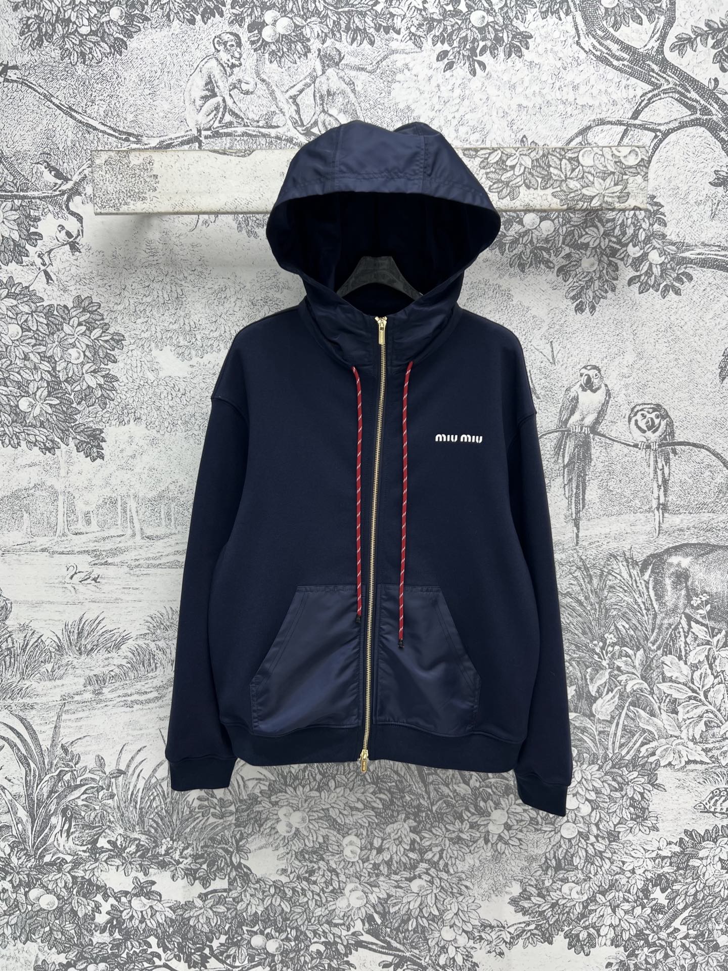 NO:312098,Miu 25 early spring new style hooded zipper sweatshirt jacket, full of high-end feeling on the upper body, hooded zipper sweatshirt jacket, very stylish and handsome, versatile and unscrupulous style, chest embroidered logo decoration, popular nylon hooded hood, excellent details and three-code one color S,,miumiu, hoodie, sweatshirts, jackets & coats,hats,alexander wang19860909Miu 25早春新款 连帽拉链卫衣外套 上身高级感十足 连帽拉链卫衣外套 版型非常有型帅气 属于百搭不挑人的款式 胸前刺绣Logo装饰 拼接高人气尼龙连帽 细节做工很赞 一色三码 S,,miumiu,hoodie,sweatshirts,jackets & coats,hats,alexander wang,Women's clothing