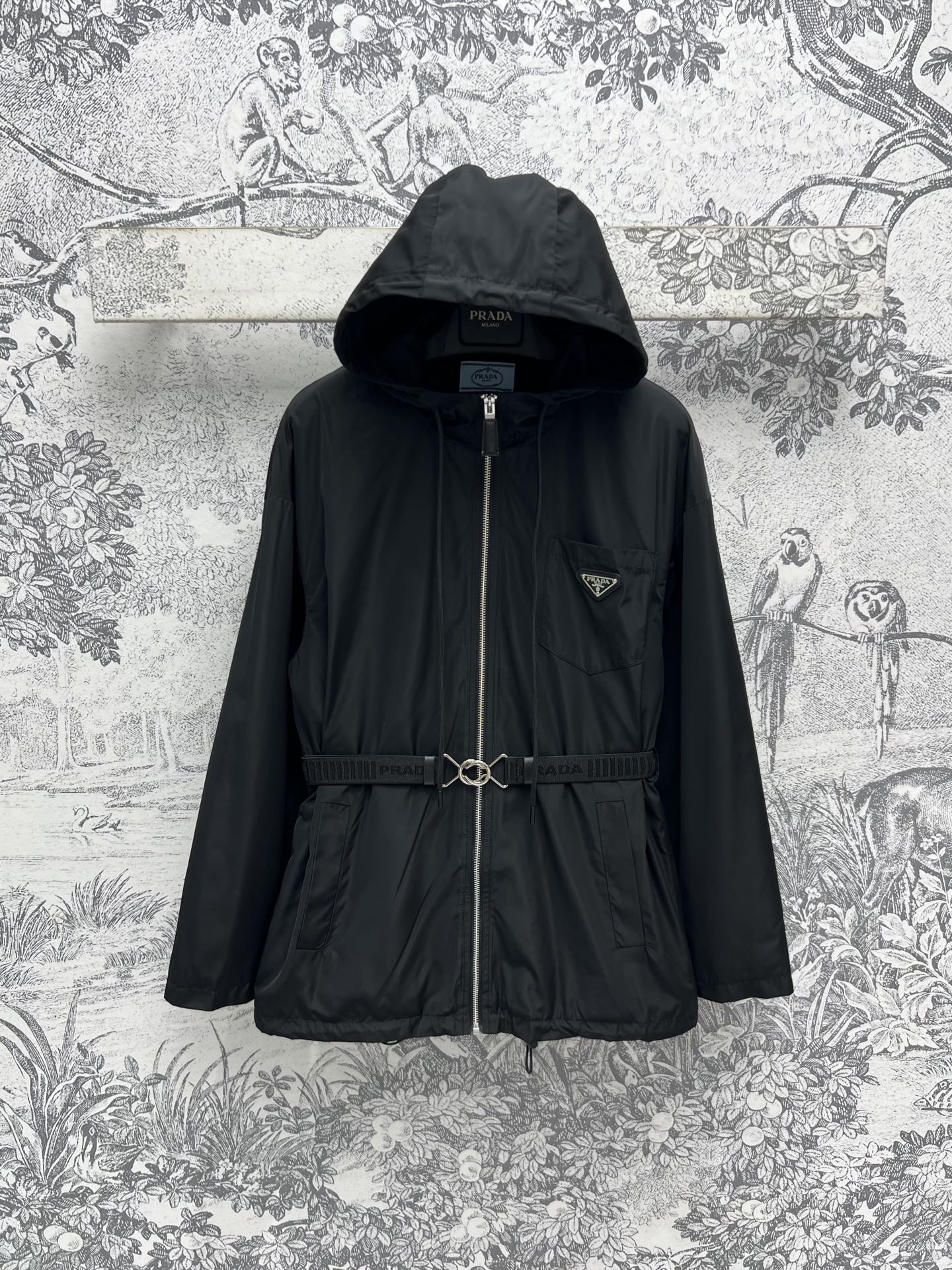 NO:312102,PD Home 25 Early Spring New Hooded Nylon Jacket Classic Inverted Triangle Embellishment Delivery Customized Webbing Logo Belt High-end Quality Versatile Not Picky Hooded Create a handsome and fashionable outfit With belt waist embellishment, easy to divide body proportions, slimming and talling, three-code one color SML, dior, jackets & coats, hats, alexander wang19860909PD家 25早春新款 连帽尼龙外套 经典的倒三角标点缀 配送定制织带logo腰带 高端品质 百搭不挑人 连帽打造帅气时髦穿搭 配有腰带收腰点缀轻松分割身材比例 显瘦显高绝绝子 一色三码 SML,,dior,jackets & coats,hats,alexander wang,Women's clothing