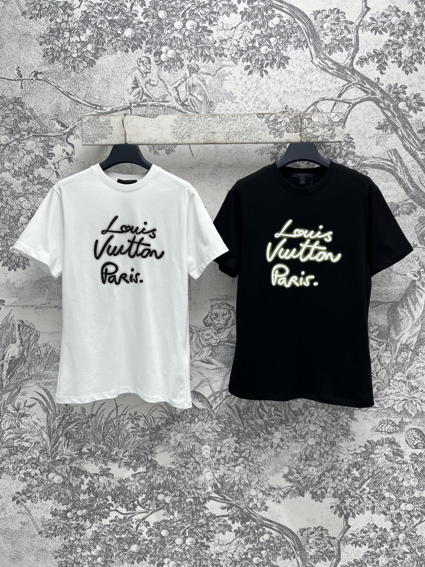 NO:312106,L Home 25 Spring and Summer New Style Letter Logo Round Neck T-shirt Loose and Casual Style The upper body is versatile and not picky, slim and cool, the classic brand letters on the chest are simple and big, no matter what the body is, you can control daily casual matching. Workmanship quality is online, two colors and three codes SML,,louis vuitton,tees, t-shirt,alexander wang19860909L家 25春夏新款 字母logo圆领T恤 宽松休闲版型 上身百搭不挑人 显瘦又酷帅 胸前经典的品牌字母loco点缀简约又大牌 无论是任何身材都可驾驭日常休闲随便搭配 做工品质在线 两色三码 SML,,louis vuitton,tees，t-shirt,alexander wang,Women's clothing