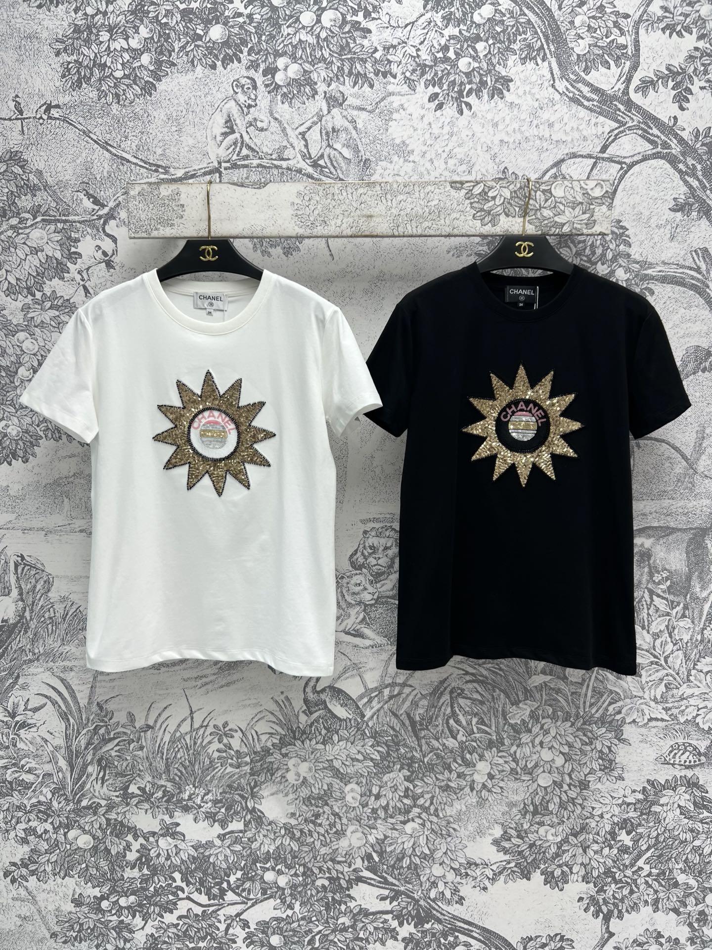 NO:312110,Xiaoxiangfeng 25 spring and summer new style, sequin embroidered sun pattern short-sleeved T-shirt, classic round neck style, upper body makes it look slim and age-reducing, chest sequin embroidered sun pattern, especially eye-catching, summer youthful and energetic, the sun is the focus, classic T-shirt style, very good match, any skirt and pants are fashionable and beautiful and age-reducing, two colors and three codes, SML, skirts, T-shirt, tees, t-shirt, alexander wang19860909小香风 25春夏新款 亮片刺绣太阳图案短袖T恤 经典的圆领版型 上身显瘦又减龄 胸前亮片刺绣太阳图案 特别吸睛亮眼 夏日青春又活力 阳光下简直是焦点 经典的T恤版型 很好搭配 随便搭个裙子裤子都时髦好看又减龄 两色三码 SML,,skirts,T-shirt,tees，t-shirt,alexander wang,Women's clothing