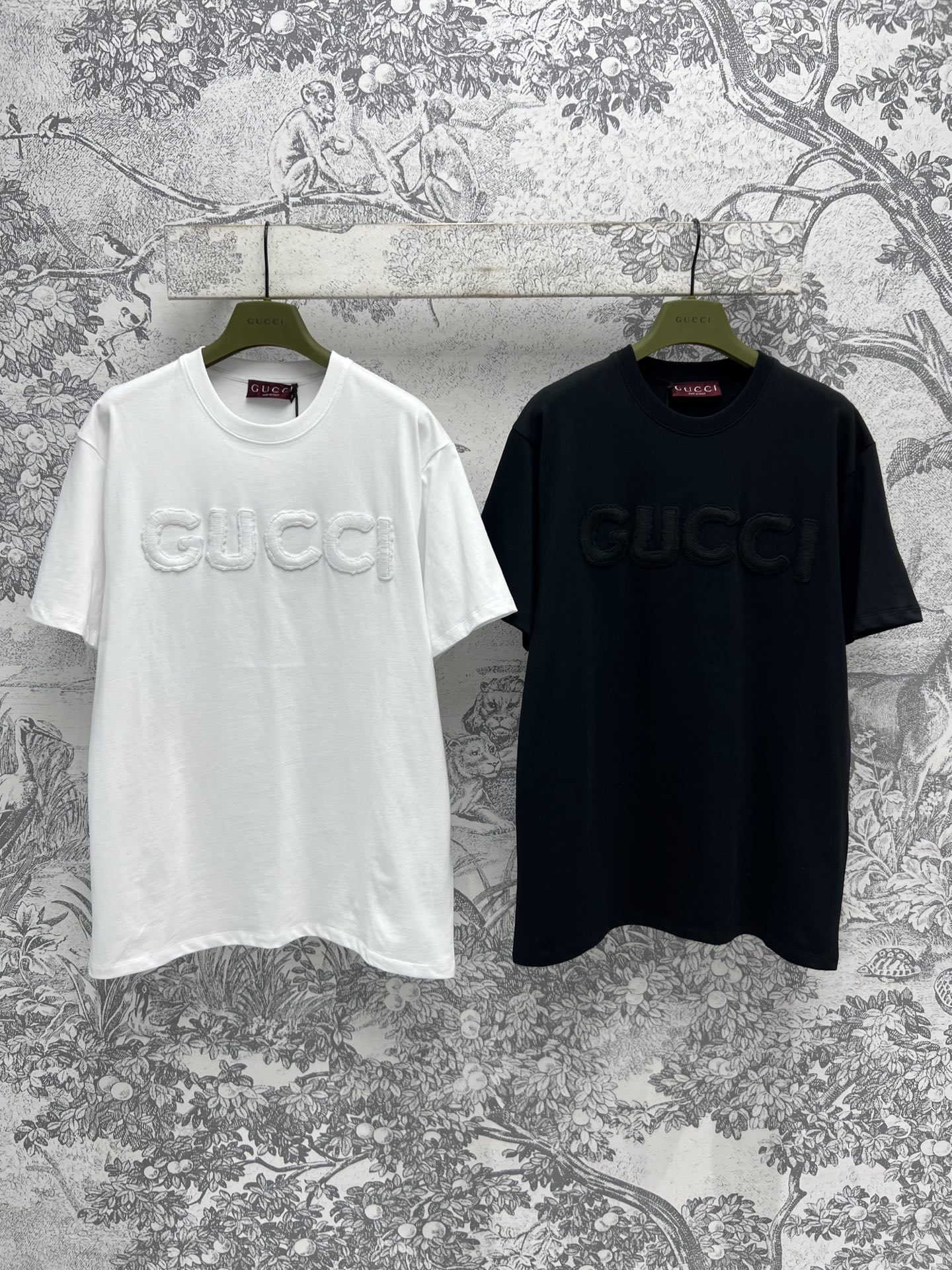 NO:312114,G Home 25 Spring and Summer New Style, Boob Letter Logo Embroidery Round Neck T-shirt Simple Line Embroidery, Chic, Delicate and Stylish, Fashionable and Playful Texture, Super Classic Threaded Round Neck Decorates the Neck, The upper body is very comfortable and age-reducing. A must-have versatile single item for leisure, two colors and three codes SML, gucci,tees, t-shirt, alexander wang19860909G家 25春夏新款 胸前字母logo刺绣圆领T恤 简约的线条刺绣 别致精致有型 时尚又不失俏皮 质感 超赞经典的螺纹圆领很好的修饰了脖颈 上身不管舒适度还是减龄感都很奈斯 休闲必备的百搭单品两色三码 SML,,gucci,tees，t-shirt,alexander wang,Women's clothing