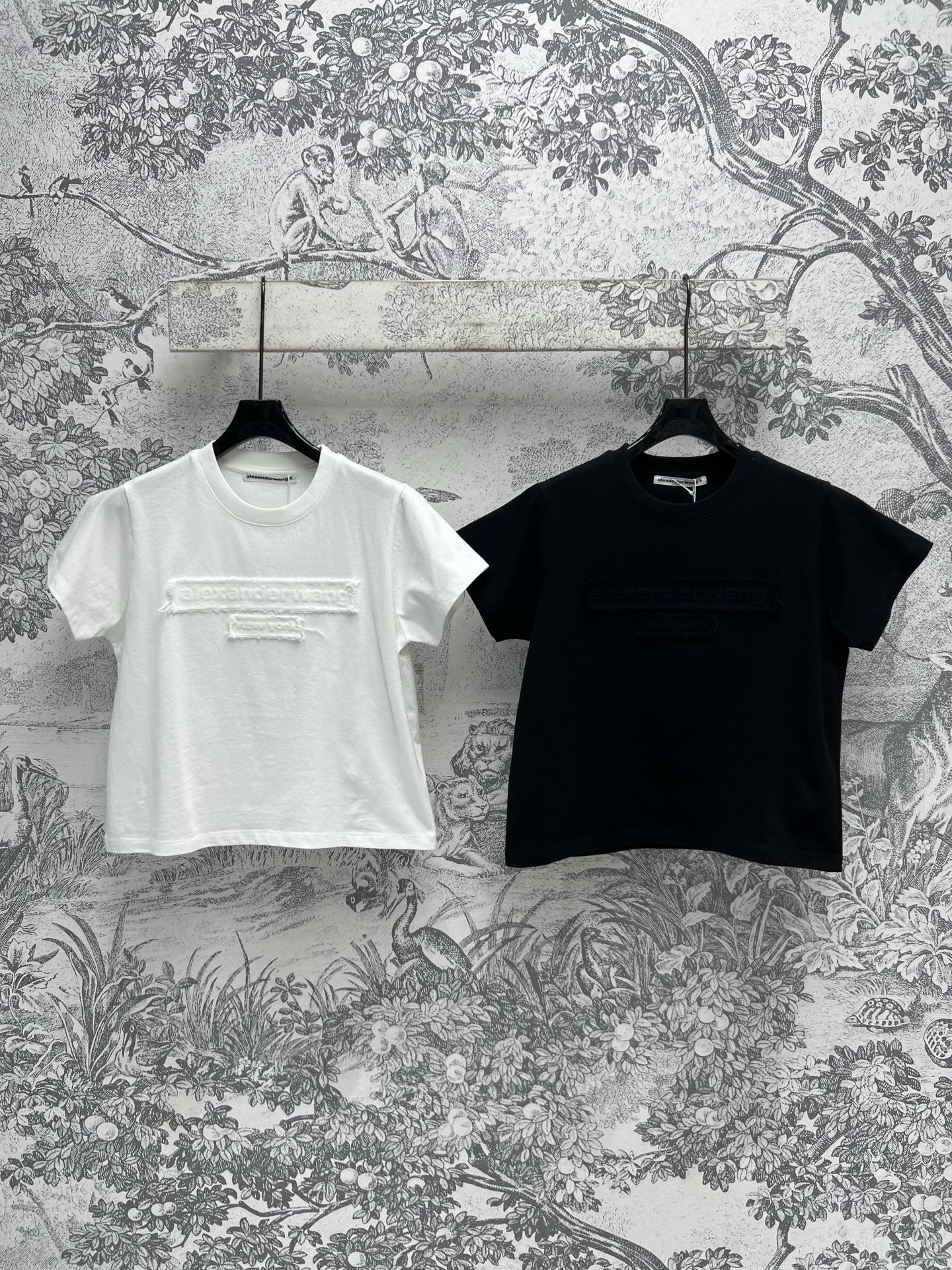 NO:312118,AW Home 25 Spring and Summer New Logo patch short short T Simple solid color creates a fresh and versatile and fashionable item. The breast patch logo embellishes the brand's charm, loose body casual and casual. The short version easily divides the body proportions and looks good with a skirt. Fashionable and age-reducing and girlish. Two colors and three codes. SML, skirts, alexander wang19860909AW家 25春夏新款 logo贴布短款短T 简约纯色打造清新百搭时髦单品 胸前贴布Logo图案点缀 彰显品牌魅力宽松的衣身休闲随性 短款版型上身轻松分割身材比例随便搭配一个半裙就很好看 时髦减龄又少女 两色三码 SML,,skirts,alexander wang,Women's clothing