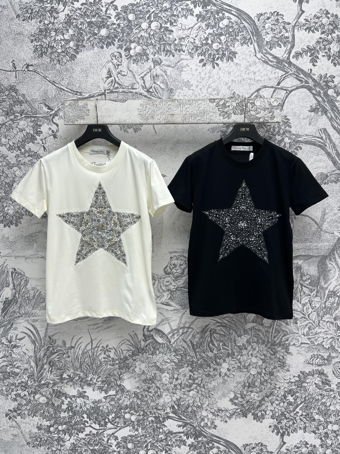 NO:312103,D Home 25 Spring and Summer New Style, Pentagram Printed Short-Sleeve T-shirt High-temperature Pentagram Details, Pentagram Pattern, Basic loose fit, versatile upper body, unselectable, The iron diamond design is shiny and super eye-catching, Everyday wear and matching is unlimited, it will reduce age no matter how you wear it. Two colors and three codes SM,,dior, T-shirt,tees, t-shirt,alexander wang19860909D家 25春夏新款 烫钻五角星印花短袖T恤 高温烫钻细节 烫钻五角星图案 基础宽松版型上身百搭不挑人 烫钻设计闪闪发光超级吸睛 日常穿着搭配无局限怎么穿都很减龄 两色三码 SM,,dior,T-shirt,tees，t-shirt,alexander wang,Women's clothing