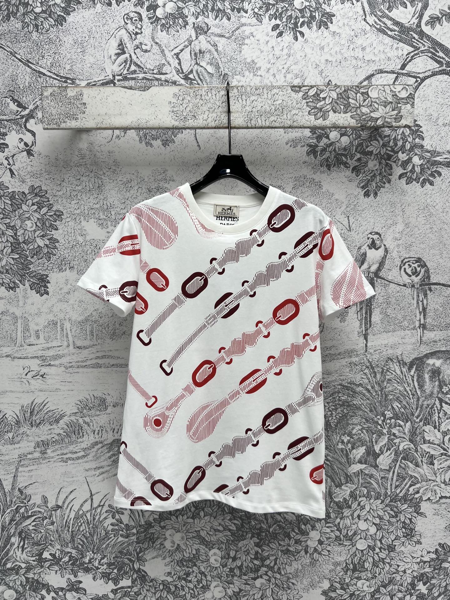 NO:312111,H Home 25 Spring and Summer New Chain Print Short-sleeved T-shirt Chain Print High-end Design Sense The Print is Not Easy to Drop, Pure Cotton Is Not Pilled, No Quality, Breathable and Comfortable, Classic Style Is Not Picked, Full of High-end, Fashionable and Exquisite, Slimming and High-end, Sweet, Cool, Versatile, Not Picked, Unselected, One Color, Three Codes, SML, T-shirt, Tees, T-shirt, Alexander Wang19860909H家 25春夏新款 链条印花短袖T恤 链条印花高级设计感 印花不易掉 纯棉不起球不质量上身透气舒适 经典的版型不挑人高级感满满 上身时髦又精致 显瘦显高绝绝子 可甜可酷百搭不挑人经久耐看永不过时一色三码 SML,,T-shirt,tees，t-shirt,alexander wang,Women's clothing
