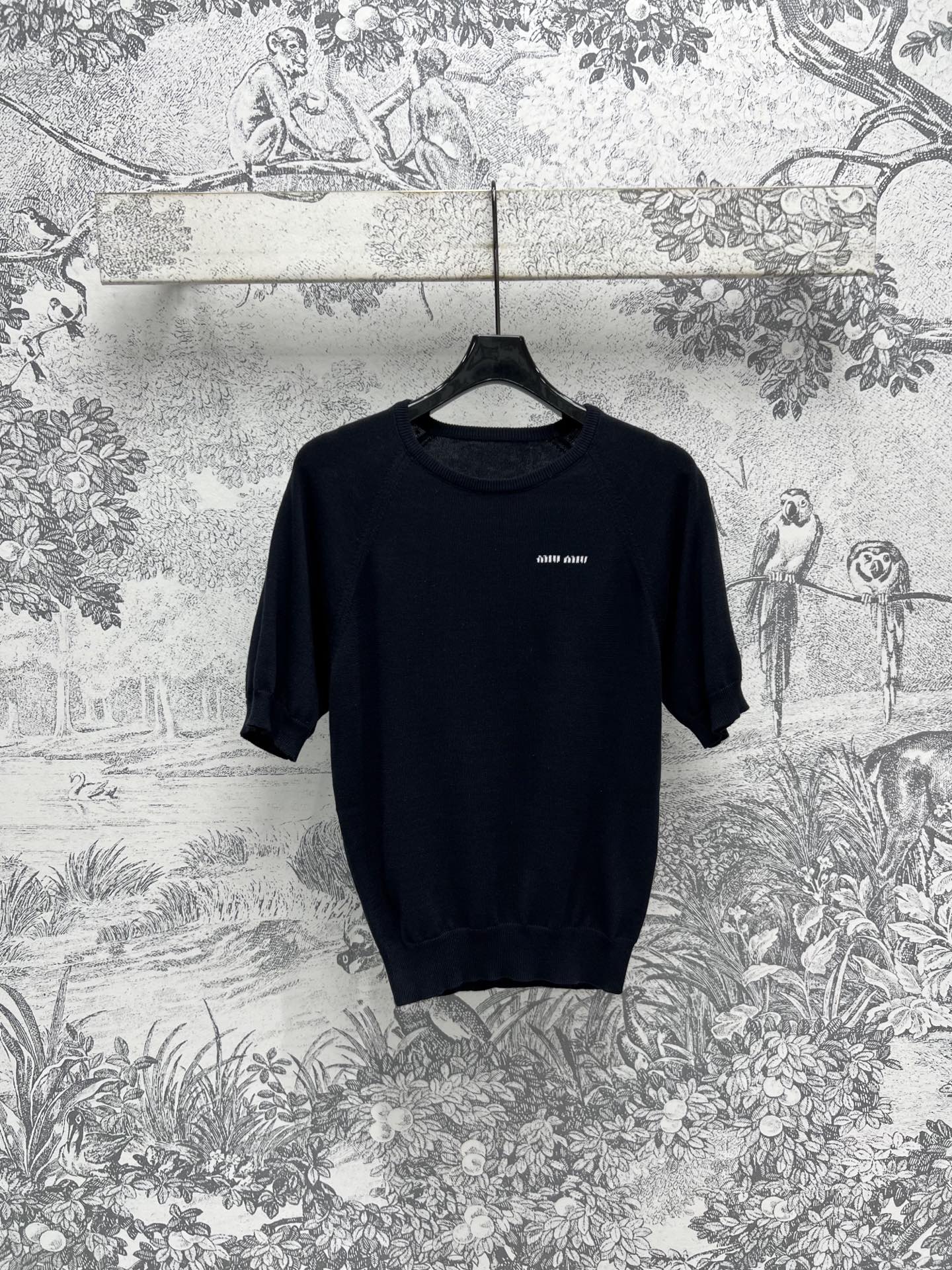 NO:312115,Miu 25 spring and summer new style, round neck knitted short sleeves, brand classic embroidery logo embellishment, highlighting the brand's charm, the upper body shows a gentle temperament, basic simple style, simple and versatile, the upper body looks very slim, and it is easy to match with a skirt to grasp the college style outfit. Wool yarn fabric creates a soft, comfortable and undesirable temperament item. The workmanship quality is very good. One color and three codes SM,,miumiu, skirts, T-shirt, alexander wang19860909Miu 25春夏新款 圆领针织短袖 品牌经典刺绣logo点缀 彰显品牌魅力 上身巨显温柔气质 基础简约款 简约又百搭 上身非常显瘦 搭配个半裙轻松拿捏学院风穿搭 羊毛纱线面料打造软糯舒适不挑人的气质单品 做工品质都很赞 一色三码 SM,,miumiu,skirts,T-shirt,alexander wang,Women's clothing