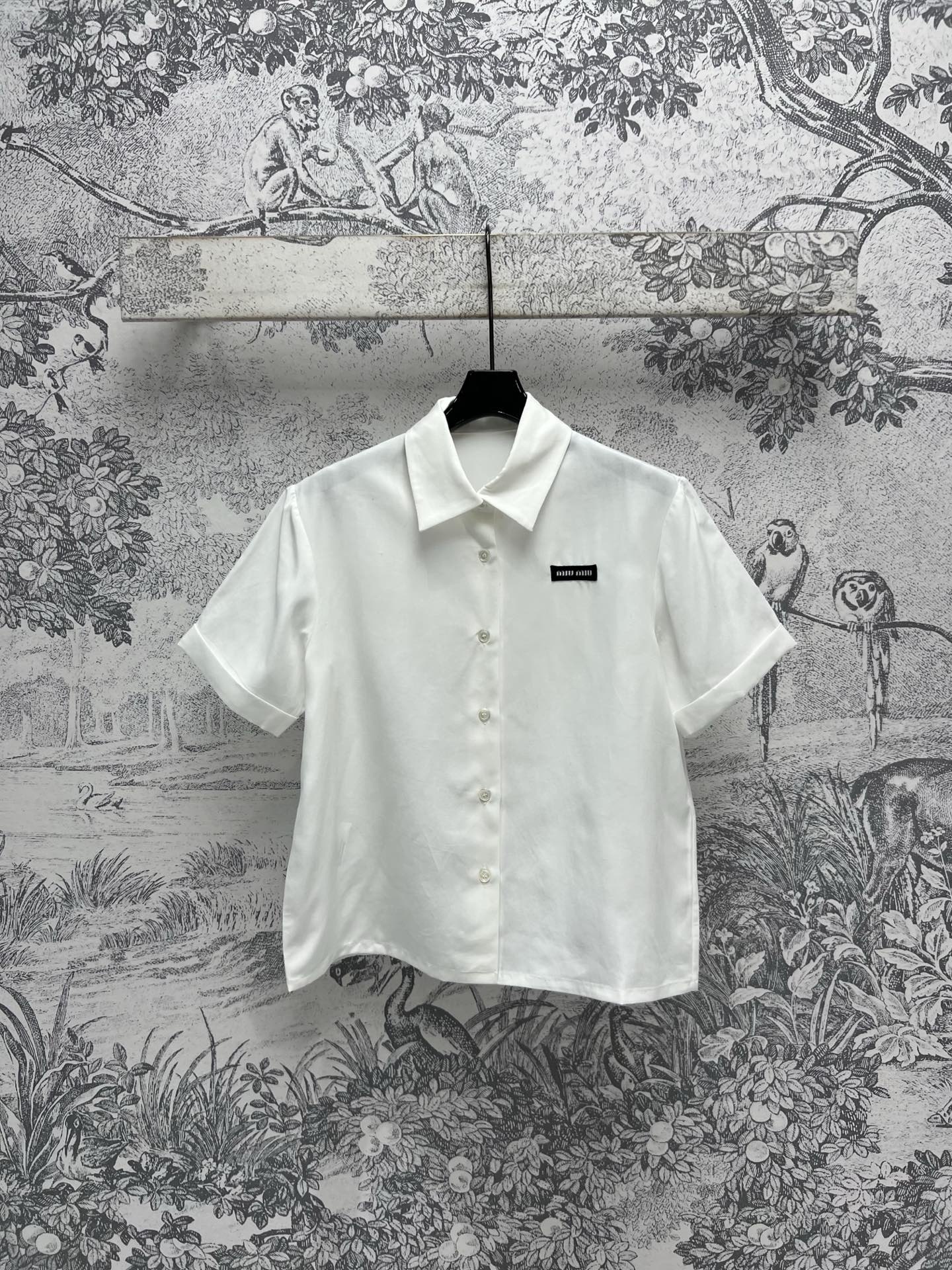 NO:312117,Miu 25 spring and summer new style, lapel short-sleeved shirt, pure white, high-end and durable, overall presents a leisurely and lazy atmosphere, light and breathable daily wear, super texture, the upper body is a youthful and sunny girl's age-reducing feeling, the style is easy to wear but not picky, super easy to wear clothes, just wear a small skirt, it is very academic style, looks good and slim, and it is recommended for casual daily life, one color and three codes SML,,miumiu, skirts, shirts, T-shirts, alexander wang19860909Miu 25春夏新款 翻领短袖衬衫 纯白高级耐看 整体呈现一种闲适慵懒的氛围 日常穿着轻便透气 肌理感超赞 上身就是青春阳光的少女减龄感 版型好穿不挑人 超级好搭衣服 随便搭个小半裙就很学院风 显乖显瘦绝绝子 休闲日常推荐一色三码 SML,,miumiu,skirts,shirts,T-shirt,alexander wang,Women's clothing