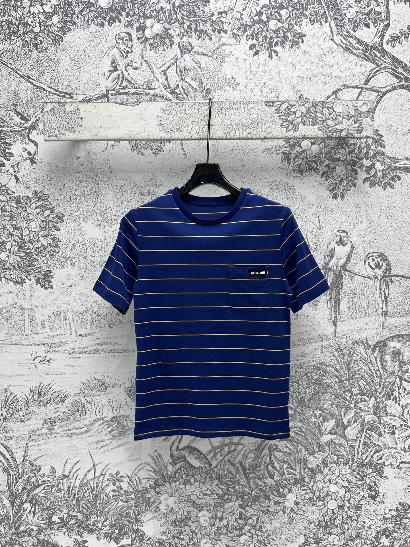 NO:312121,Miu 25 spring and summer new style striped short-sleeved T-shirt loose silhouette style horizontal striped design classic patch logo embellishment on chest pocket versatile and not picky, super easy to match color elements, whatever you wear is very good, age-reducing casual and advanced, one color three codes SML,,miumiu, T-shirt,tees, t-shirt,alexander wang19860909Miu 25春夏新款 条纹短袖T恤 宽松廓形版型 横向条纹设计 胸前口袋经典的贴布Logo点缀 百搭不挑人超级好搭色元素 随便搭都很好看 减龄随性又高级 一色三码 SML,,miumiu,T-shirt,tees，t-shirt,alexander wang,Women's clothing