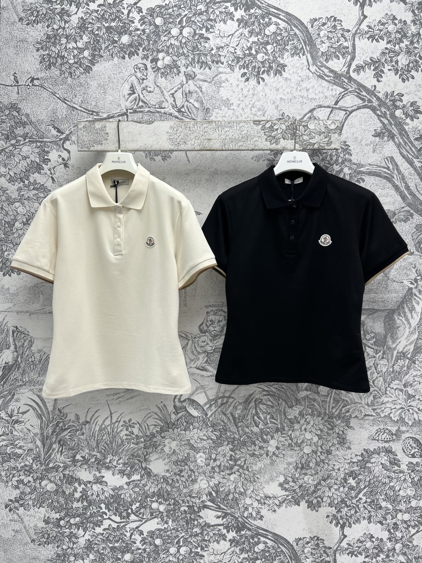 NO:312123,M Home 25 Spring and Summer New Polo neck short shoulder T-shirt Super shoulder-shoulder T-shirt with small shoulders is very age-reducing. It is a must-have for a college-style summer wardrobe. The chest logo logo shows the brand charm. The small short style. The upper body looks slim. It is also very friendly to small sisters. Simple items. Super versatile. Two-color and three-code SML,, skirts,tees, t-shirt,alexander wang.19860909M家 25春夏新款 Polo领短款正肩T恤 超级显肩小肩直的T恤 上身就很减龄 随便搭配个百褶小裙子就很不错 学院风夏日衣橱必备 胸口logo徽标彰显品牌魅力 小短款版型 上身很显瘦 对小个子姐妹也很友好 简约单品 超级百搭 两色三码 SML,,skirts,tees，t-shirt,alexander wang,Women's clothing