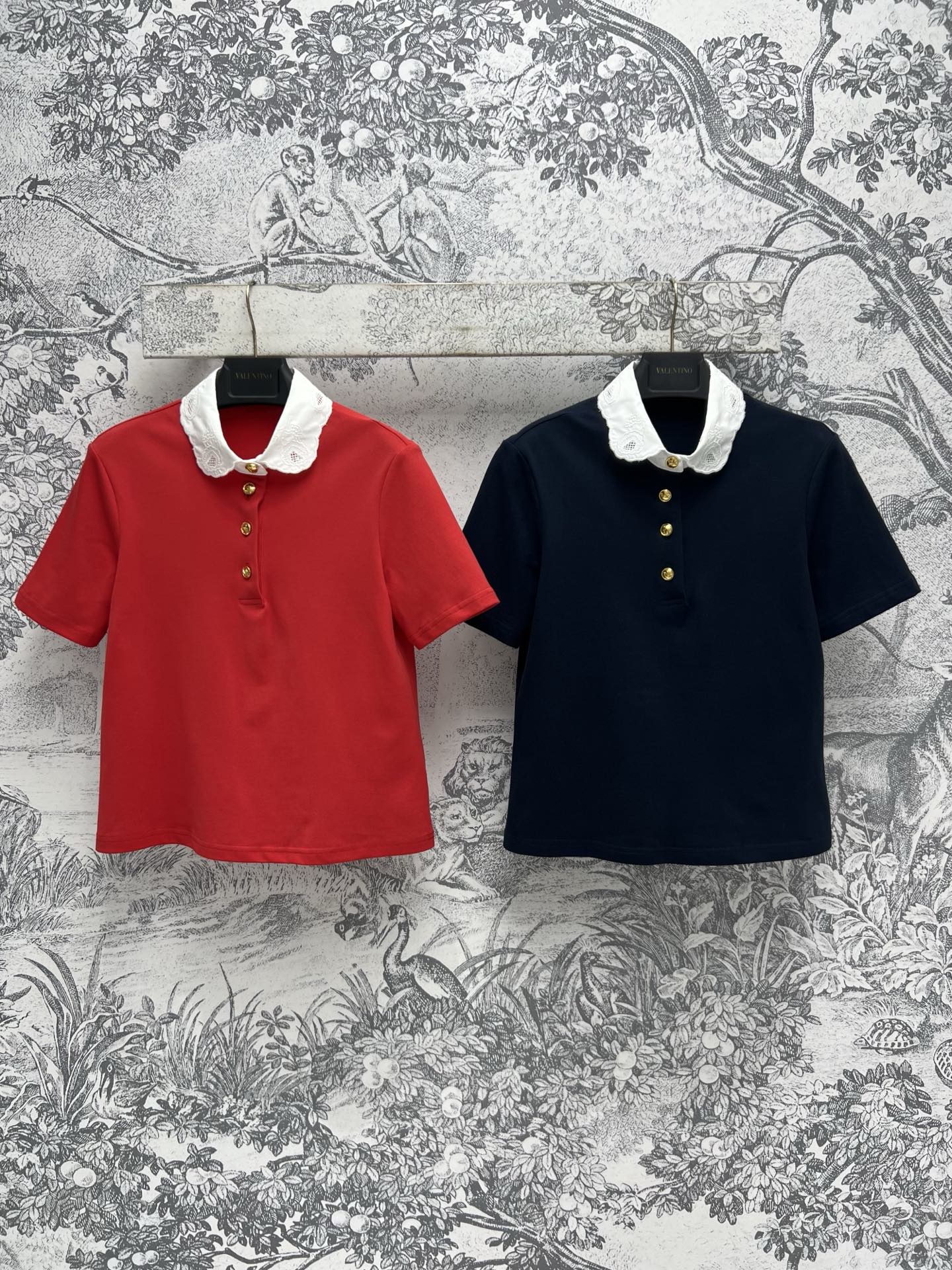 NO:312149,V Home 25 early spring new lace polo collar short-sleeved top fake two-piece lace doll collar design custom V letter hardware buckle decoration show brand charm The upper body is retro and high-end, everyday versatile and fashionable, and can also control two colors and three codes on important occasions SML 9,,T-shirt,alexander wang19860909V家 25早春新款 蕾丝polo领短袖上衣 假两件蕾丝娃娃领设计 定制V字母五金扣饰装饰 彰显品牌魅力 上身复古高级 日常百搭又时髦 重要场合也驾驭得住两色三码 SML 9,,T-shirt,alexander wang,Women's clothing