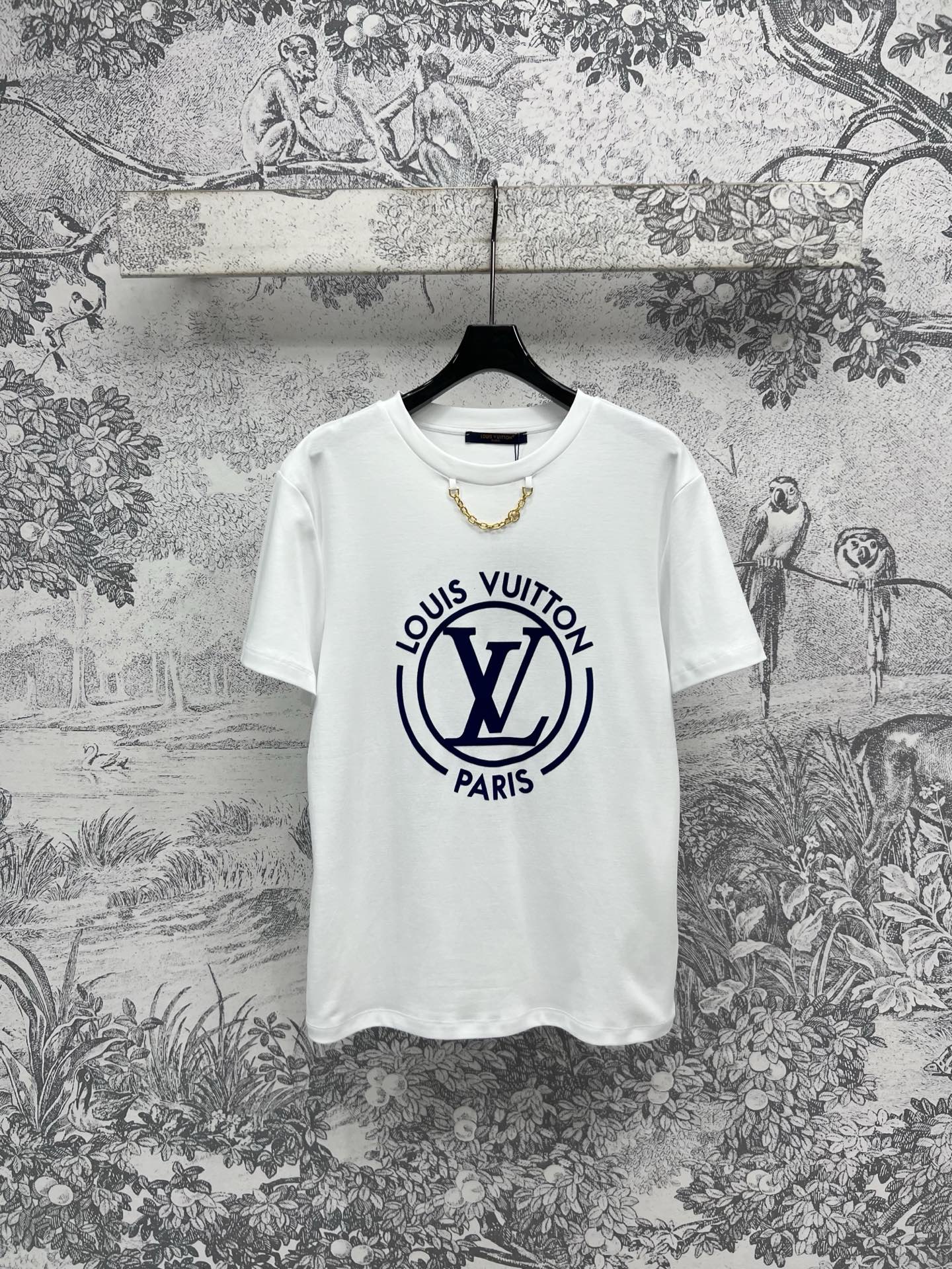 NO:312143,L Home 25 early spring new logo print pattern chain short-sleeved T-shirt Simple solid color creates fresh and versatile fashionable items Offset printing logo print embellishment on chest highlights brand charm Loose body casual and casual Customized LV chain decorative neckline fashionable and high-end cool and handsome super good looking Daily versatile casual items One color three codes S,,louis vuitton,louis vuitton,T-shirt,tees,t-shirt,alexander wang19860909L家 25早春新款 logo印花图案链条短袖T恤 简约纯色打造清新百搭时髦单品 胸前胶印Logo印花图案点缀 彰显品牌魅力 宽松的衣身休闲随性 定制 LV链条装饰领口时髦又高级 又酷又帅超级好看 日常百搭休闲单品 一色三码 S,,louis vuitton,louis vuitton,T-shirt,tees，t-shirt,alexander wang,Women's clothing