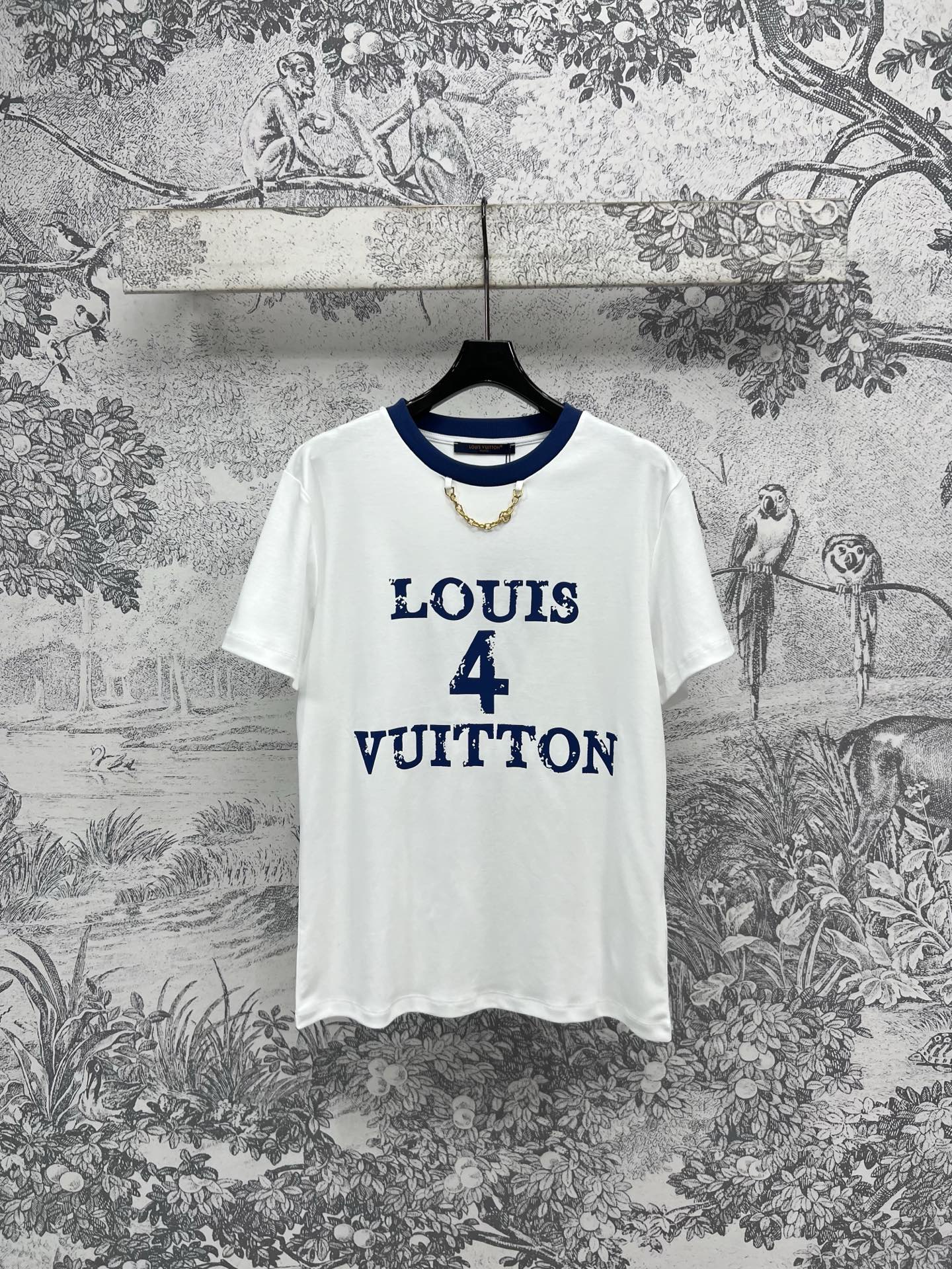 NO:312140,L Home 25 early spring new style contrasting letter printing short-sleeved T-shirt classic brand letter pattern contrasting letter logo embellishment low-key and fashionable very design sense classic T-shirt loose style versatile and not picky, top body slimming, highlighting youthful vitality three-code SM,,louis vuitton,T-shirt,tees,t-shirt,alexander wang19860909L家 25早春新款 撞色字母印花短袖T恤 胸前经典品牌字母图案 撞色字母logo 点缀 低调又时髦 很有设计感 经典的T恤宽松版型 百搭不挑人 上身显瘦 又凸显青春活力 一色三码 SM,,louis vuitton,T-shirt,tees，t-shirt,alexander wang,Women's clothing