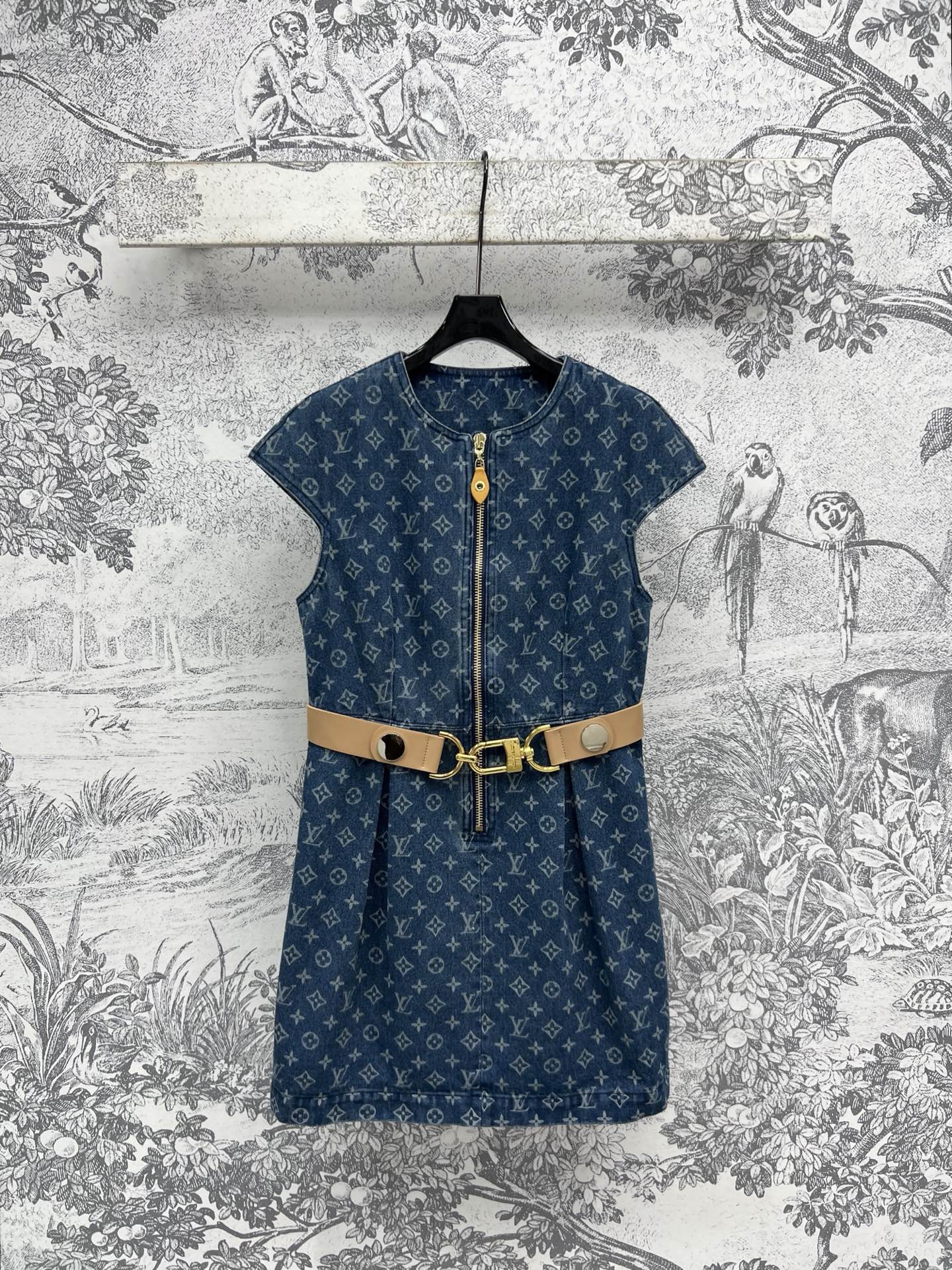 NO:312125,L Home 25 Early Spring New Style Classic Presbyterian Jacquard Denim Series Lapel Jacket   Short Sleeve Dress   Double Breasted Short Skirt   Straight Pants Customized Hardware Accessories with YB Open-Model Classic Styles Can never be picked out wrong Classic Presbyterian Design Full-print Presbyterian Design Excellent upper body effect Full texture Retro blue denim fabric is very white, lazy and casual, sweet and cool A series of matching upper body age-reducing and high-end Customized Jacquard fabrics The workmanship details are very good SML,,louis vuitton, skirts, jackets & coats, T-shirt, alexander wang19860909L家 25早春新款 经典老花提花牛仔系列 翻领外套 短袖连衣裙 双排扣短裙 直筒裤 YB开模定制的五金配件 经典的版型永远挑不出来错 满印的老花设计 上身效果超赞 质感满分 复古蓝牛仔面料十分显白 慵懒随性 可甜可酷 一系列搭配上身减龄又高级 定制的提花面料 做工细节都很到位 SML,,louis vuitton,skirts,jackets & coats,T-shirt,alexander wang,Women's clothing