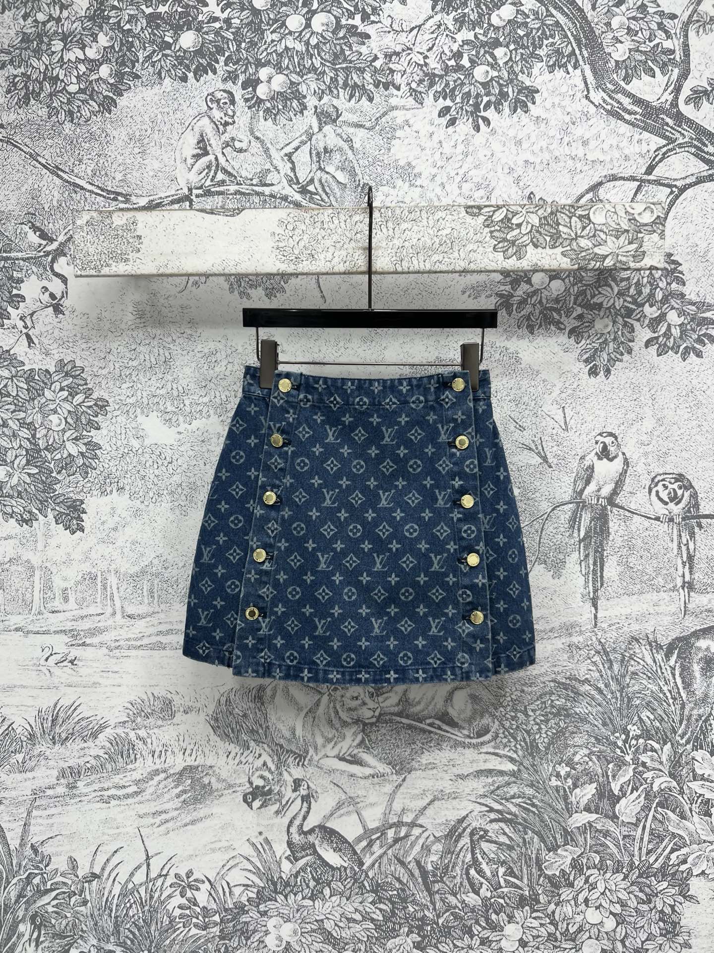 NO:312137,L Home 25 Early Spring New Style Classic Presbyterian Jacquard Denim Series Lapel Jacket   Short Sleeve Dress   Double Breasted Short Skirt   Straight Pants Customized Hardware Accessories with YB Open-Model Classic Styles Can never be picked out wrong Classic Presbyterian Design Full-print Presbyterian Design Excellent upper body effect Full texture Retro blue denim fabric is very white, lazy and casual, sweet and cool A series of matching upper body age-reducing and high-end Customized Jacquard fabrics The workmanship details are very good SML,,louis vuitton, skirts, jackets & coats, T-shirt, alexander wang19860909L家 25早春新款 经典老花提花牛仔系列 翻领外套 短袖连衣裙 双排扣短裙 直筒裤 YB开模定制的五金配件 经典的版型永远挑不出来错 满印的老花设计 上身效果超赞 质感满分 复古蓝牛仔面料十分显白 慵懒随性 可甜可酷 一系列搭配上身减龄又高级 定制的提花面料 做工细节都很到位 SML,,louis vuitton,skirts,jackets & coats,T-shirt,alexander wang,Women's clothing