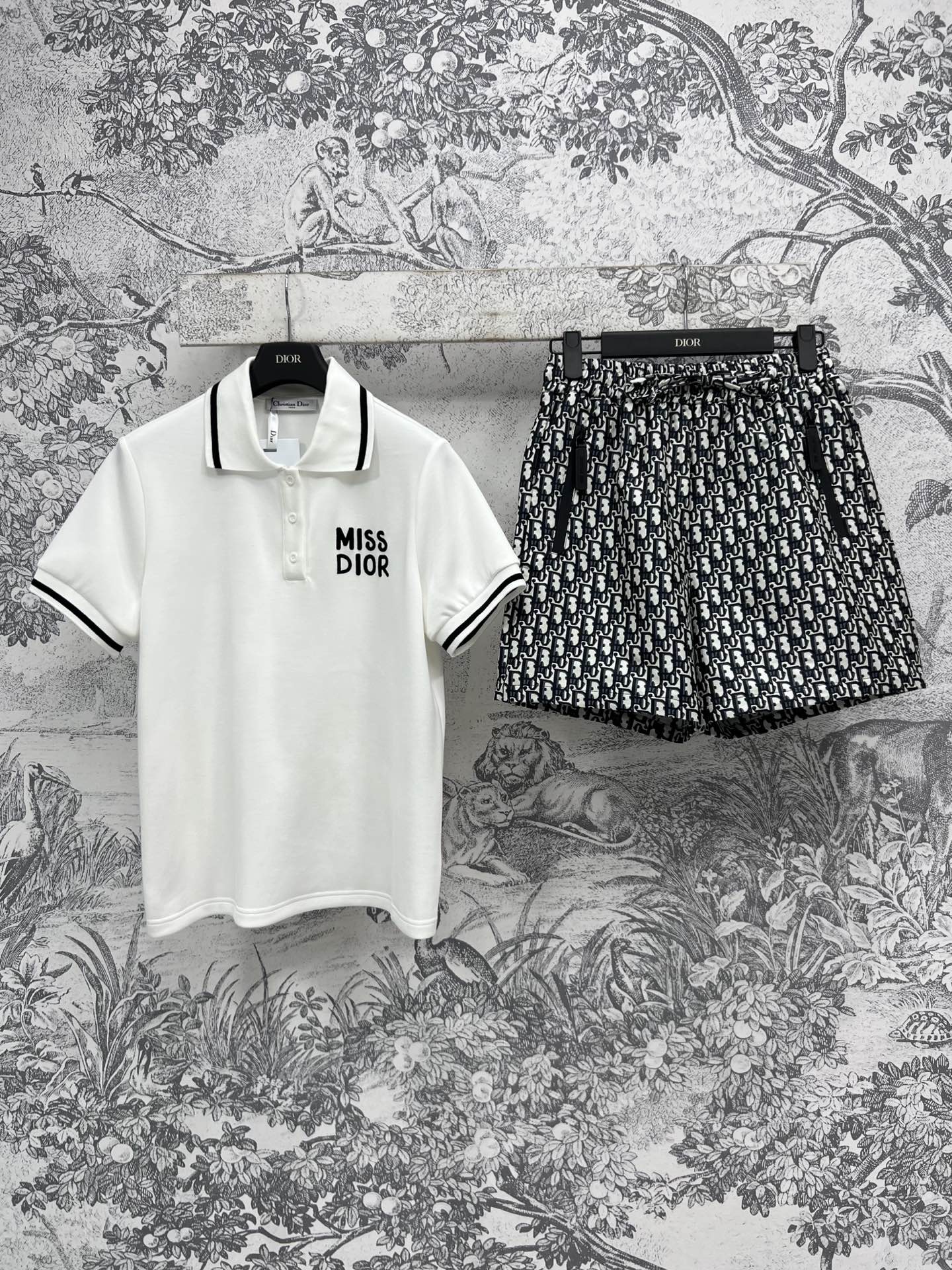 NO:312642,D Home 25 Early Spring New Polo Collar T-shirt   High-waist Shorts Classic Jacquard Pattern Retro High-waisted A-line Short Skirts A-line Short Skirts Everyday Leisure and Sports Is OK The letter embroidery on the chest is very special One set easily extends the entire height proportion One set for sale SML, Dior, skirts, shorts, tees, t-shirt, alexander wang19860909D家 25早春新款 Polo领T恤 高腰短裤 经典提花图案复古高级 高腰a字短裙 日常休闲逛街运动都很OK的一套 胸前的字母刺绣点缀很特别 一套轻松拉长整个身高比例 一套出售 SML,,dior,skirts,shorts,tees，t-shirt,alexander wang,Women's clothing