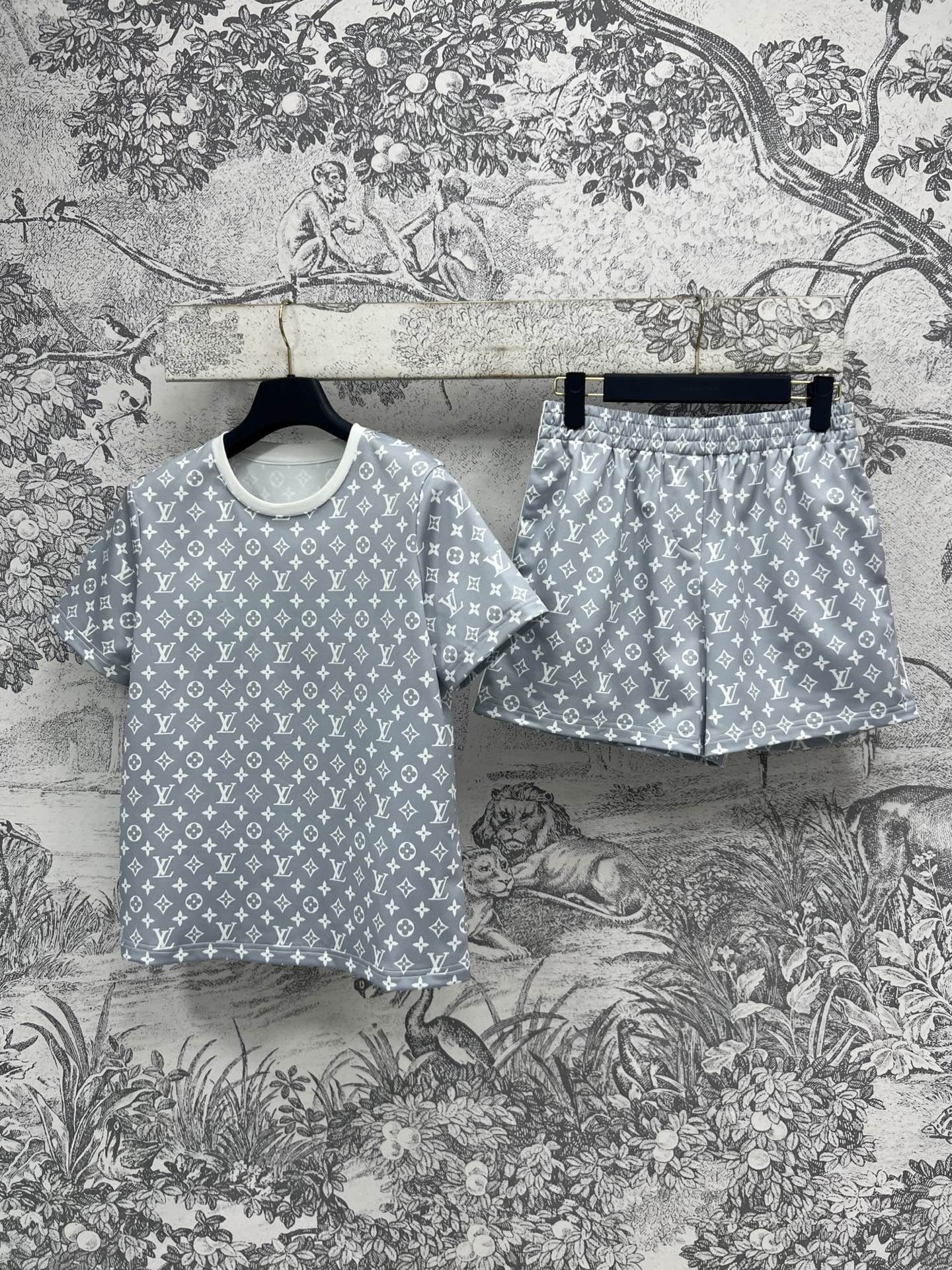 NO:312652,L Home 25 early spring new style, classic old-fashioned pattern casual suit, short-sleeved T-shirt with casual shorts, a must-have for daily casual vacation, a small loose style is versatile and not picky, refreshing logo pattern is simple and elegant, one set for sale SML p,,louis vuitton, shorts,T-shirt,tees,t-shirt,alexander wang19860909L家 25早春新款 经典老花图案休闲套装 短袖T恤搭配休闲短裤 日常休闲度假必备 小宽松的版型百搭不挑人 清爽的logo图案简约大气 一套出售 SML p,,louis vuitton,shorts,T-shirt,tees，t-shirt,alexander wang,Women's clothing