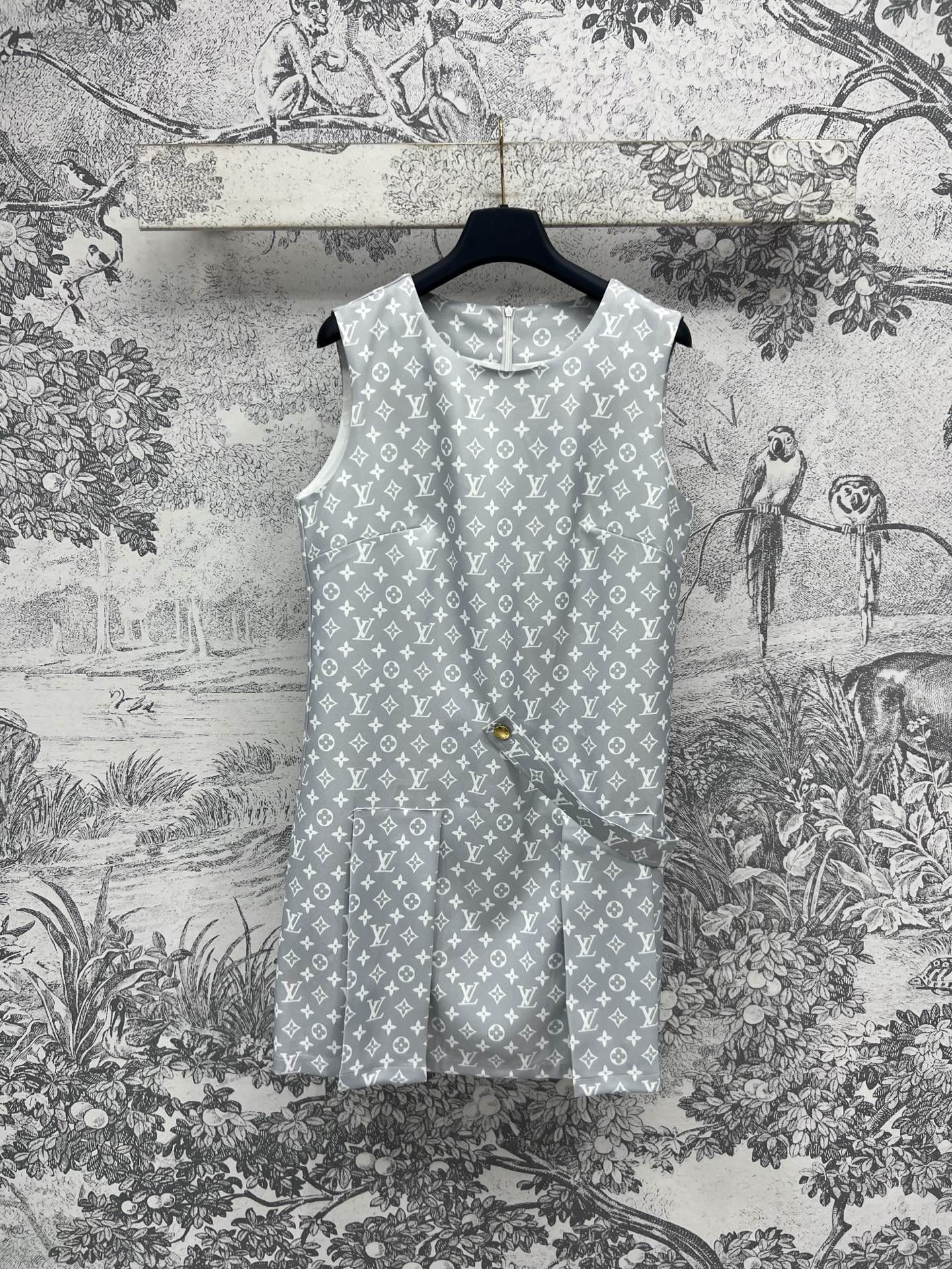 NO:312656,L Home 25 early spring new style, presbyterian jacquard sleeveless buckle dress, decorated with presbyterian print, low-key and fashionable, don't miss those who love presbyterian flowers. The side letter patchwork design is super eye-catching. The small round neck is used to modify the neck, three-dimensional waist-closing tailoring, easy to wear to create a golden proportion figure, highlighting the slim waist, immediately get temperament and femininity, one color three-code SM,,louis vuitton, skirts, gold, alexander wang19860909L家 25早春新款 老花提花无袖搭扣连衣裙 饰以老花印花 低调时髦 爱老花的一定不要错过 侧边的字母搭块拼接设计超级吸睛 小圆领修饰脖颈 立体收腰剪裁 轻松穿出黄金比例身材 凸显小蛮腰 立马get气质女人味 一色三码 SM,,louis vuitton,skirts,gold,alexander wang,Women's clothing