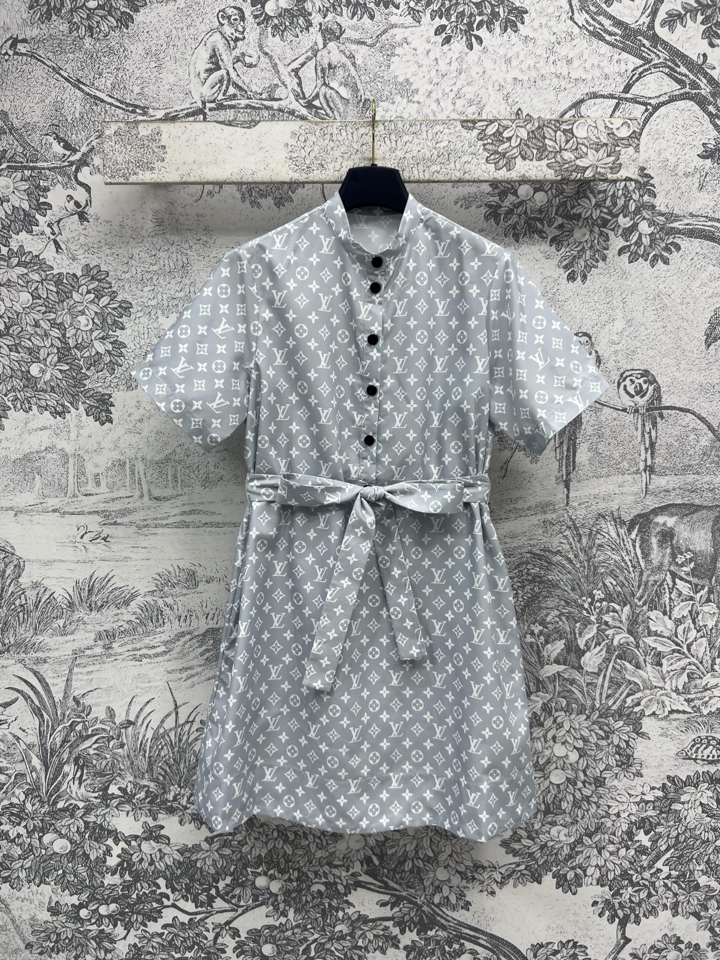 NO:312660,L Home 25 Early Spring New Style Classic Presbyterian Dress Presbyterian Barrage Presbyterian Stand Collar Short-sleeved Dress Fashionable and can cover up the blemishes of the leg. Customized silk jacquard fabric has excellent gloss texture under different lighting. It is equipped with a waistband embellishment. It can easily raise the leg proportions and is very practical. The fabric is thin and not pressed. The upper body can be sweet or salty. It is lazy and looks super slim and age-reducing. It is good for dates and leisure. Three sizes. SML,,louis vuitton, skirts, T-shirt, alexander wang19860909L家 25早春新款 经典老花连衣裙 老花弹幕老花立领短袖连衣裙 时髦又能掩盖腿部瑕疵 定做人丝提花面料 在不同灯光下的光泽质感都极佳 配有本布腰带收腰点缀 轻松抬高腿部比例实穿性超强 面料轻薄不压身 上身可甜可咸慵懒气质 超级显瘦减龄 约会休闲都不错 一色三码 SML,,louis vuitton,skirts,T-shirt,alexander wang,Women's clothing