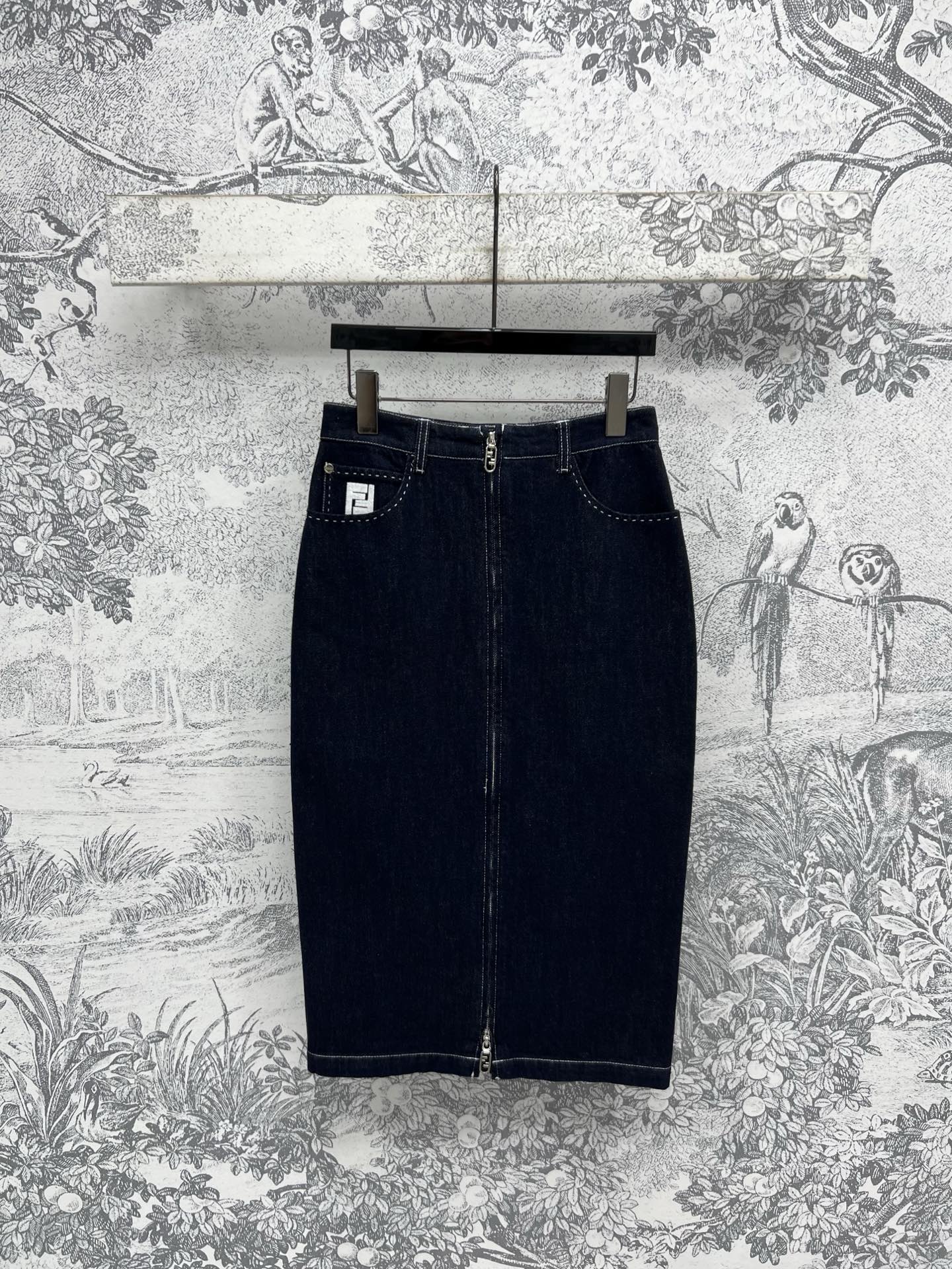 NO:312666,FD Home 25 Early Spring New Style Letter Embroidered Denim Series Sleeveless Vest   Black and White Short Sleeve T-shirt   Lapel Waist Shirt   Shorts   Zipper Skirt   Straight Pants Original Customized Retro Denim Wash Fabric H Short Style High-end Body Slimming Improves Waistline Perfectly Divided Body Scale Pocket Decoration Full of Premium Sense and Cool Style Products for Fashionable Girls Original Customized Hardware Accessories Fashionable and Premium Imported Denim Fabric Three-dimensional and Stylish Texture Excellent Series of Matching Everyday Outing SML,,dior, skirts, shorts,shirts, T-shirt,tees, t-shirt,alexander Wang19860909FD家 25早春新款 字母刺绣牛仔系列 无袖马甲 黑白短袖T恤 翻领收腰衬衫 短裤 拉链半身裙 直筒裤 原版定制复古牛仔洗水面料 H短款版型上身巨显瘦 提高腰线 完美分割身材比例 字母刺绣logo口袋装饰 高级感满满 时髦小姐姐必入的甜酷风气质单品 原版定制五金配件时髦又高级 进口牛仔面料立体有型 质感超赞 一系列搭配日常出街都OK SML,,dior,skirts,shorts,shirts,T-shirt,tees，t-shirt,alexander wang,Women's clothing