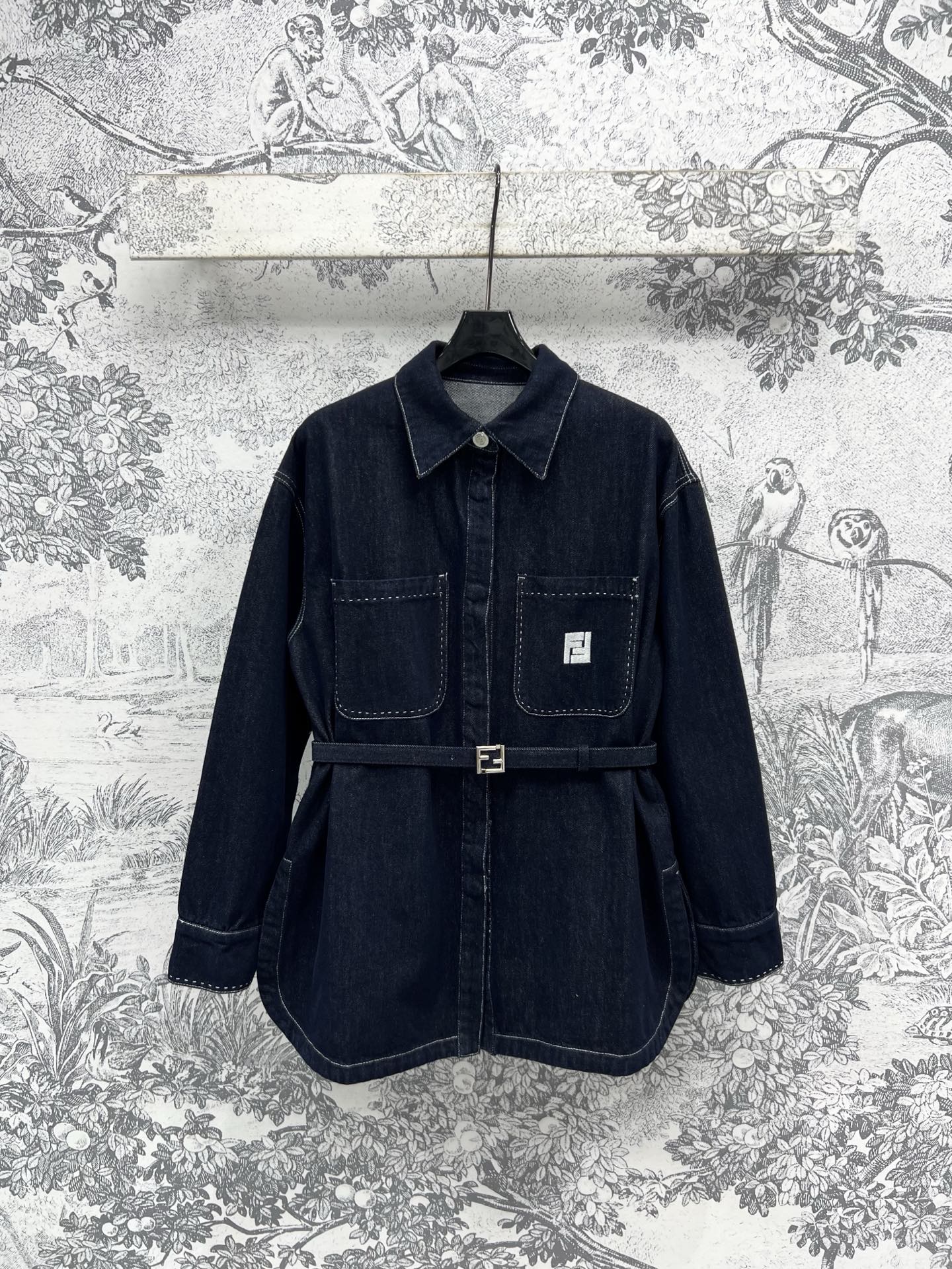 NO:312668,FD Home 25 Early Spring New Style Letter Embroidered Denim Series Sleeveless Vest   Black and White Short Sleeve T-shirt   Lapel Waist Shirt   Shorts   Zipper Skirt   Straight Pants Original Customized Retro Denim Wash Fabric H Short Style High-end Body Slimming Improves Waistline Perfectly Divided Body Scale Pocket Decoration Full of Premium Sense and Cool Style Products for Fashionable Girls Original Customized Hardware Accessories Fashionable and Premium Imported Denim Fabric Three-dimensional and Stylish Texture Excellent Series of Matching Everyday Outing SML,,dior, skirts, shorts,shirts, T-shirt,tees, t-shirt,alexander Wang19860909FD家 25早春新款 字母刺绣牛仔系列 无袖马甲 黑白短袖T恤 翻领收腰衬衫 短裤 拉链半身裙 直筒裤 原版定制复古牛仔洗水面料 H短款版型上身巨显瘦 提高腰线 完美分割身材比例 字母刺绣logo口袋装饰 高级感满满 时髦小姐姐必入的甜酷风气质单品 原版定制五金配件时髦又高级 进口牛仔面料立体有型 质感超赞 一系列搭配日常出街都OK SML,,dior,skirts,shorts,shirts,T-shirt,tees，t-shirt,alexander wang,Women's clothing