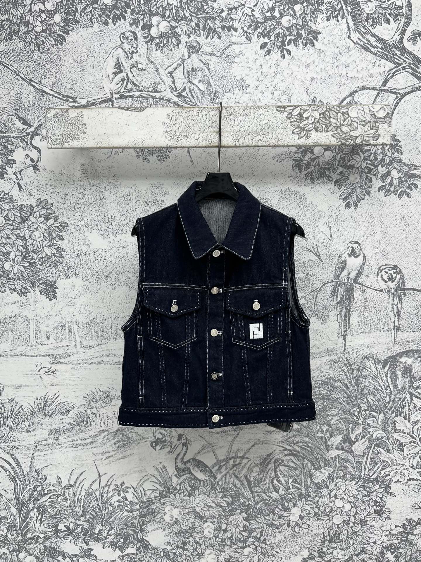 NO:312670,FD Home 25 Early Spring New Style Letter Embroidered Denim Series Sleeveless Vest   Black and White Short Sleeve T-shirt   Lapel Waist Shirt   Shorts   Zipper Skirt   Straight Pants Original Customized Retro Denim Wash Fabric H Short Style High-end Body Slimming Improves Waistline Perfectly Divided Body Scale Pocket Decoration Full of Premium Sense and Cool Style Products for Fashionable Girls Original Customized Hardware Accessories Fashionable and Premium Imported Denim Fabric Three-dimensional and Stylish Texture Excellent Series of Matching Everyday Outing SML,,dior, skirts, shorts,shirts, T-shirt,tees, t-shirt,alexander Wang19860909FD家 25早春新款 字母刺绣牛仔系列 无袖马甲 黑白短袖T恤 翻领收腰衬衫 短裤 拉链半身裙 直筒裤 原版定制复古牛仔洗水面料 H短款版型上身巨显瘦 提高腰线 完美分割身材比例 字母刺绣logo口袋装饰 高级感满满 时髦小姐姐必入的甜酷风气质单品 原版定制五金配件时髦又高级 进口牛仔面料立体有型 质感超赞 一系列搭配日常出街都OK SML,,dior,skirts,shorts,shirts,T-shirt,tees，t-shirt,alexander wang,Women's clothing