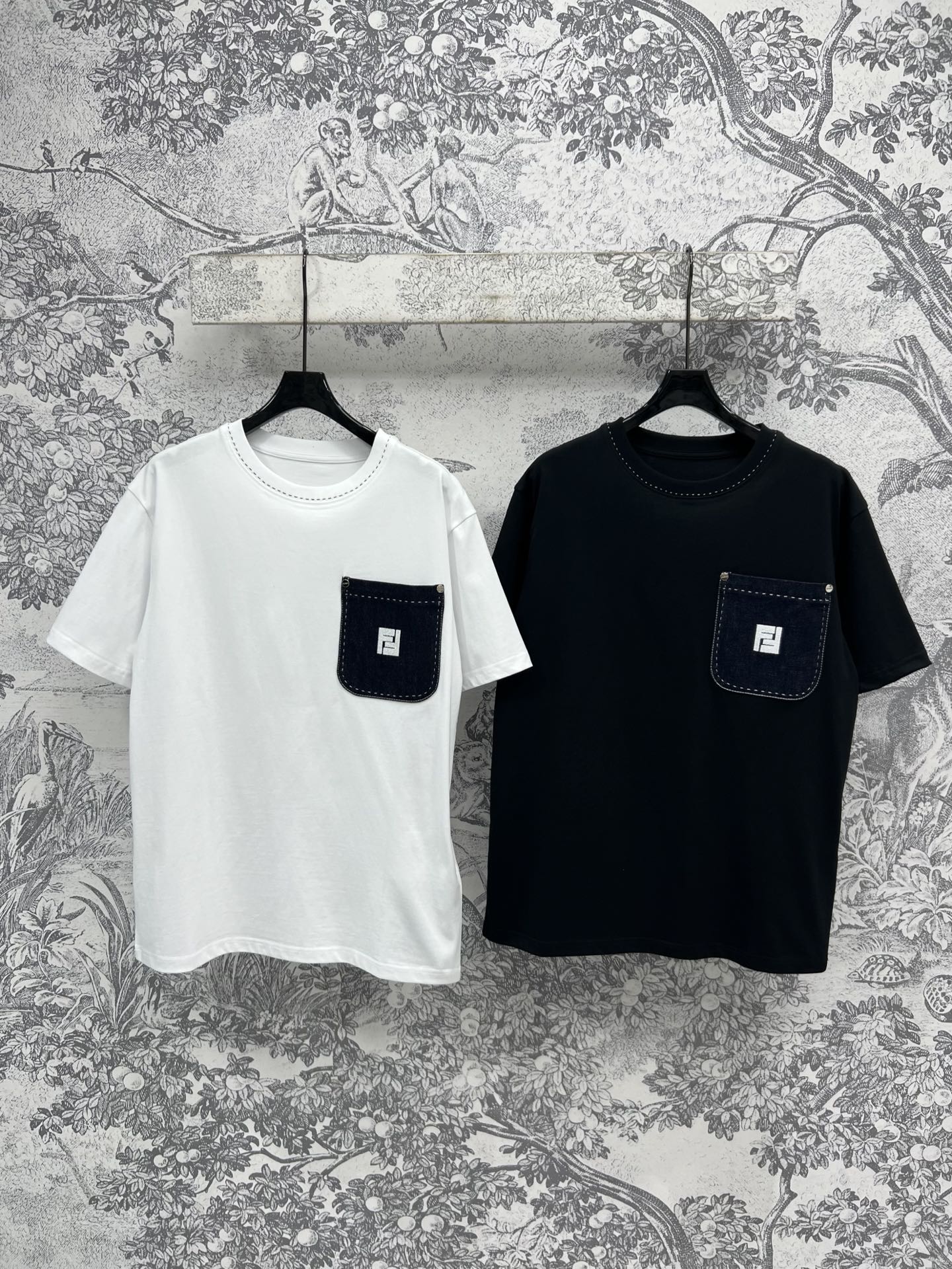 NO:312653,FD Home 25 Early Spring New Style Letter Embroidered Denim Series Sleeveless Vest   Black and White Short Sleeve T-shirt   Lapel Waist Shirt   Shorts   Zipper Skirt   Straight Pants Original Customized Retro Denim Wash Fabric H Short Style High-end Body Slimming Improves Waistline Perfectly Divided Body Scale Pocket Decoration Full of Premium Sense and Cool Style Products for Fashionable Girls Original Customized Hardware Accessories Fashionable and Premium Imported Denim Fabric Three-dimensional and Stylish Texture Excellent Series of Matching Everyday Outing SML,,dior, skirts, shorts,shirts, T-shirt,tees, t-shirt,alexander Wang19860909FD家 25早春新款 字母刺绣牛仔系列 无袖马甲 黑白短袖T恤 翻领收腰衬衫 短裤 拉链半身裙 直筒裤 原版定制复古牛仔洗水面料 H短款版型上身巨显瘦 提高腰线 完美分割身材比例 字母刺绣logo口袋装饰 高级感满满 时髦小姐姐必入的甜酷风气质单品 原版定制五金配件时髦又高级 进口牛仔面料立体有型 质感超赞 一系列搭配日常出街都OK SML,,dior,skirts,shorts,shirts,T-shirt,tees，t-shirt,alexander wang,Women's clothing