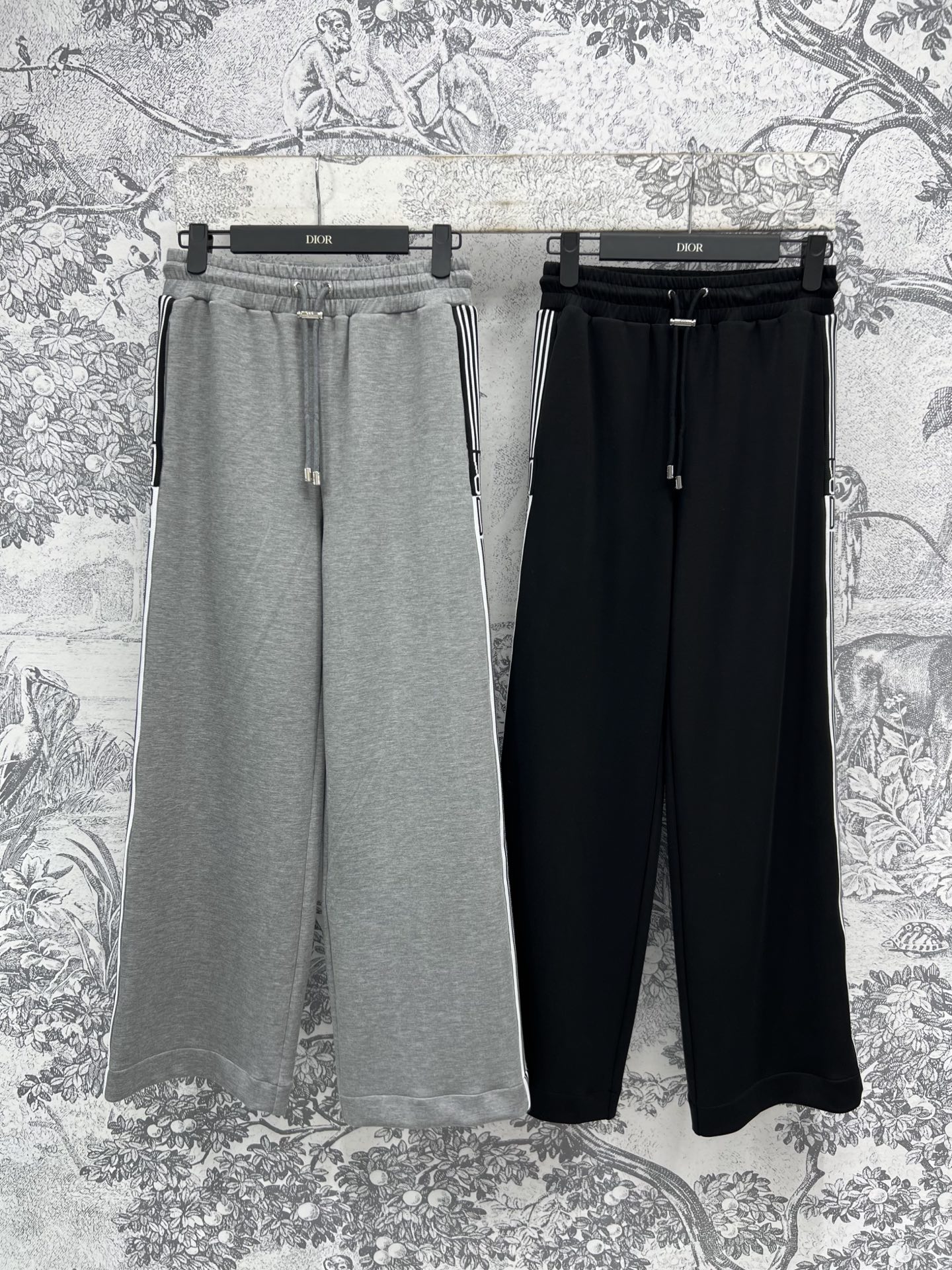 NO:312657,D Home 25 Early Spring New Style Letters Casual Pants Straight Wide Legs Trousers Showing Long Legs in One Second, Double-sided Letters Print Simple and Eye-catching Daily Sweater Sweatshirts are very stylish, comfortable and versatile, Two-color three-code SML, Dior, hoodie, sweatshirts, sweaters, alexander wang19860909D家 25早春新款 字母织带休闲裤 直筒阔腿裤型 一秒显大长腿 双侧字母织带印花 简约吸睛 日常搭配毛衣 卫衣都很有型 舒适又百搭实穿 两色三码 SML,,dior,hoodie,sweatshirts,sweaters,alexander wang,Women's clothing