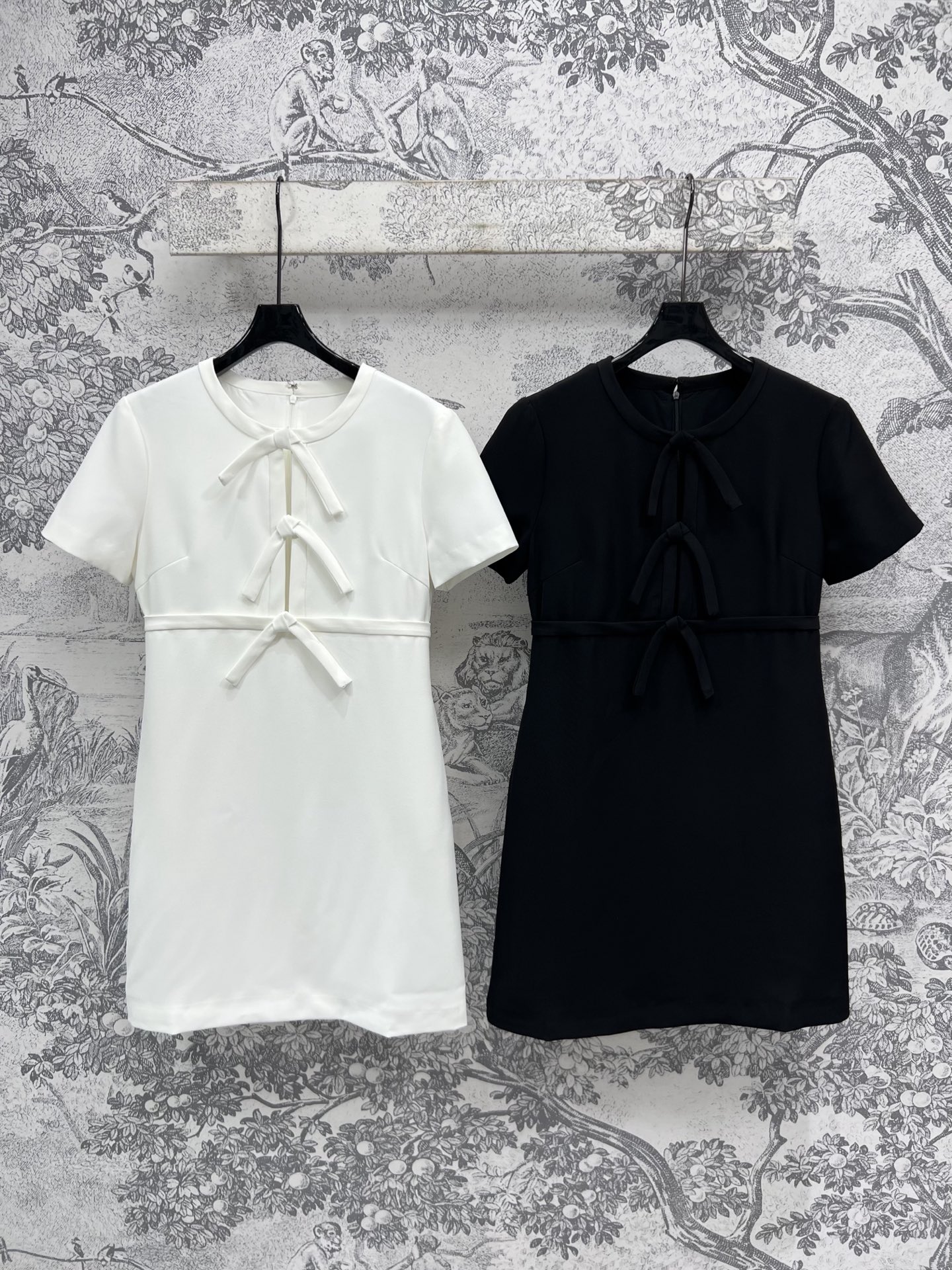 NO:312661,New early spring style, short-sleeved dress with bow decoration, round neck dress, gentle as water, light fairy style, excellent breathability and moisture absorption, extremely comfortable, bow decoration, loose A-shaped style, easy to grasp long legs, overall quiet and elegant, atmospheric, French style is elegant, capable, independent and neat, two colors and three codes, skirts, T-shirt, alexander wang19860909早春新款 蝴蝶结装饰短袖连衣裙 圆领连衣裙 温柔如水 轻盈仙女范儿 面料透气性和吸湿性都极好 极度舒适 蝴蝶结装饰 宽松A字版型轻松拿捏大长腿 整体清静淡雅 大气 上身就是法式优雅干练独立利落感 两色三码,,skirts,T-shirt,alexander wang,Women's clothing