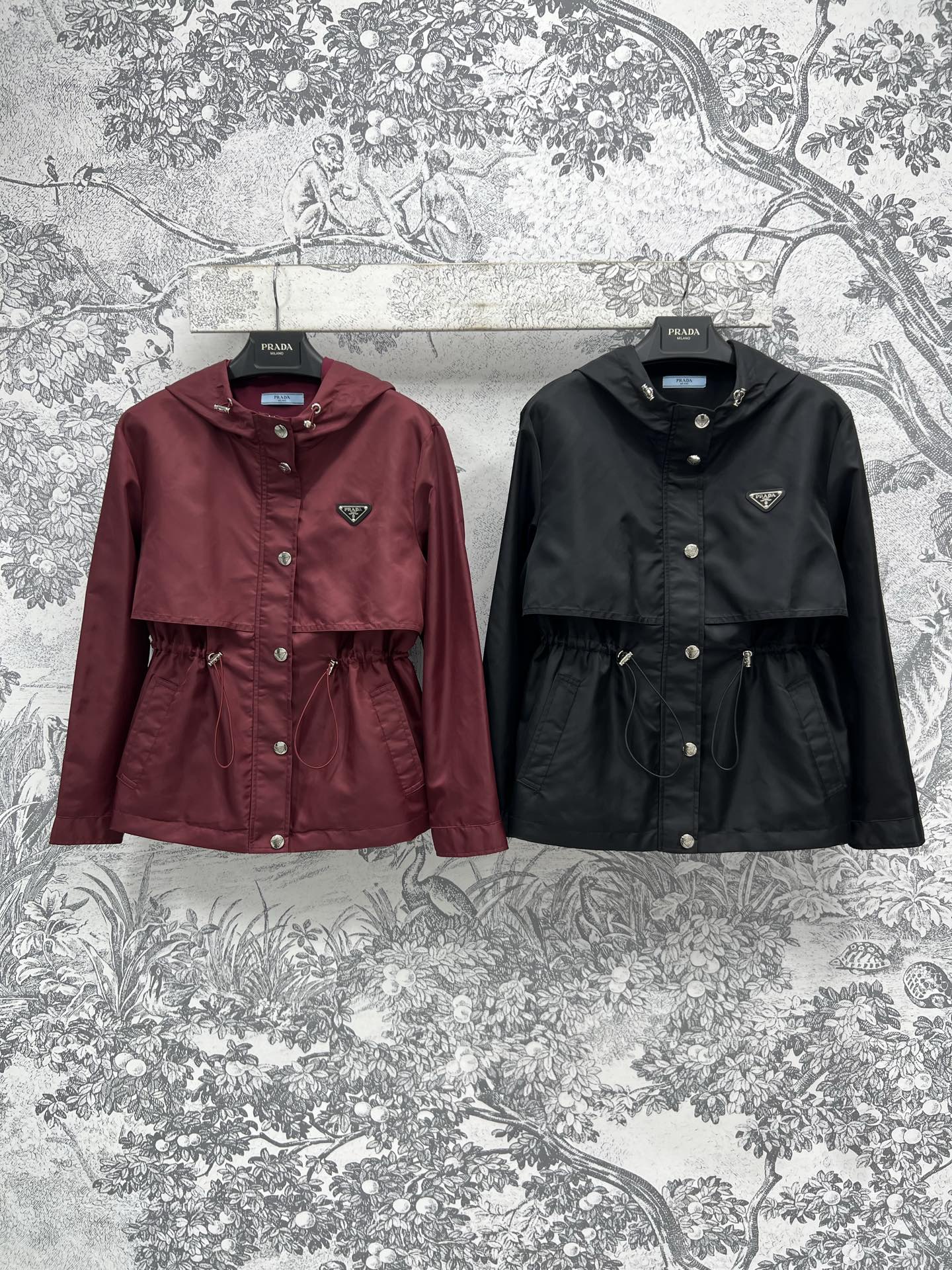 NO:312684,PD Home 25 Early Spring New Hooded Waist Cover Jacket This jacket is simply amazing, slim and cool. The waist is designed with a waist, trendy and cool and practical. The hooded silhouette is loose and comfortable and not picky. The cuff snap button is closed. The short style is more tall. The classic inverted triangle embellishment shows the brand's charm. The cool and handsome item that is necessary for casual sports. Two colors and three codes. SML,,dior,jackets & coats,hats,alexander wang19860909PD家 25早春新款 连帽收腰冲锋衣外套 这件冲锋衣简直太绝了 又显瘦又酷帅 腰间采用收腰设计 潮酷又实穿 连帽廓形剪裁 宽松舒适不挑人 袖口按扣收起设计 短款版型更显身高 经典的倒三角标点缀 彰显品牌魅力 休闲运动必备的酷帅单品 两色三码 SML,,dior,jackets & coats,hats,alexander wang,Women's clothing