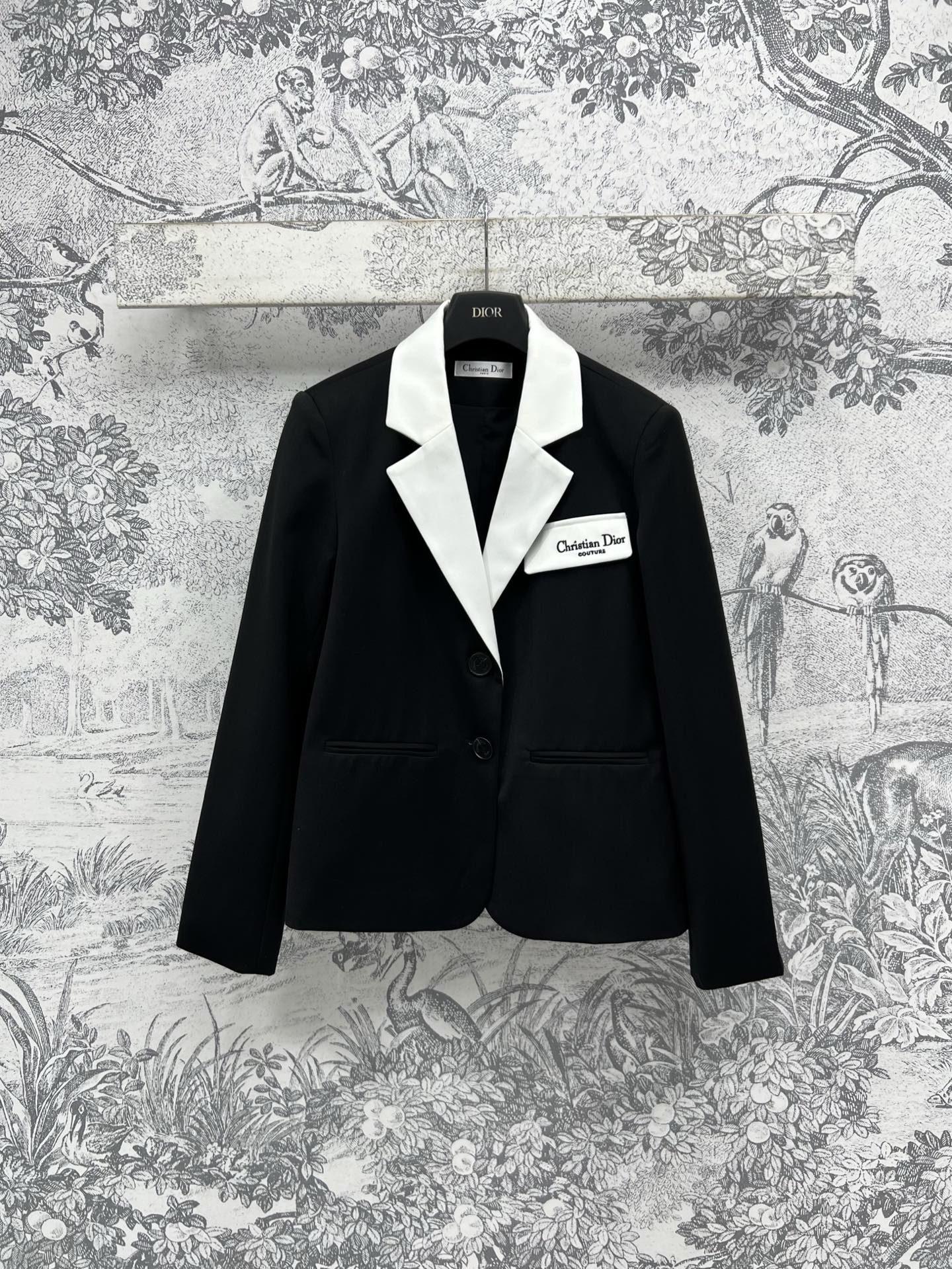 NO:312678,D Home 25 early spring new style, must-in suit control, lapel color-blocking suit, recommended to keep the style, classic two-pin suit jacket, a universal and versatile item suitable for all occasions, the fabric is customized, thin style, suitable for spring, summer and autumn, three-dimensional waist-hugging style, the upper body shows perfect line, improves temperament in one second, one color and three codes SML,,dior, jackets & coats,business suit,alexander wang19860909D家 25早春新款 西装控必入 翻领拼色西服 推荐自留款 经典两粒扣西服外套 一件万能百搭又适合各种场合的单品 面料是定制的 偏薄款 适合春夏秋穿 立体收腰版型 上身显线完美 一秒提升气质 一色三码 SML,,dior,jackets & coats,business suit,alexander wang,Women's clothing