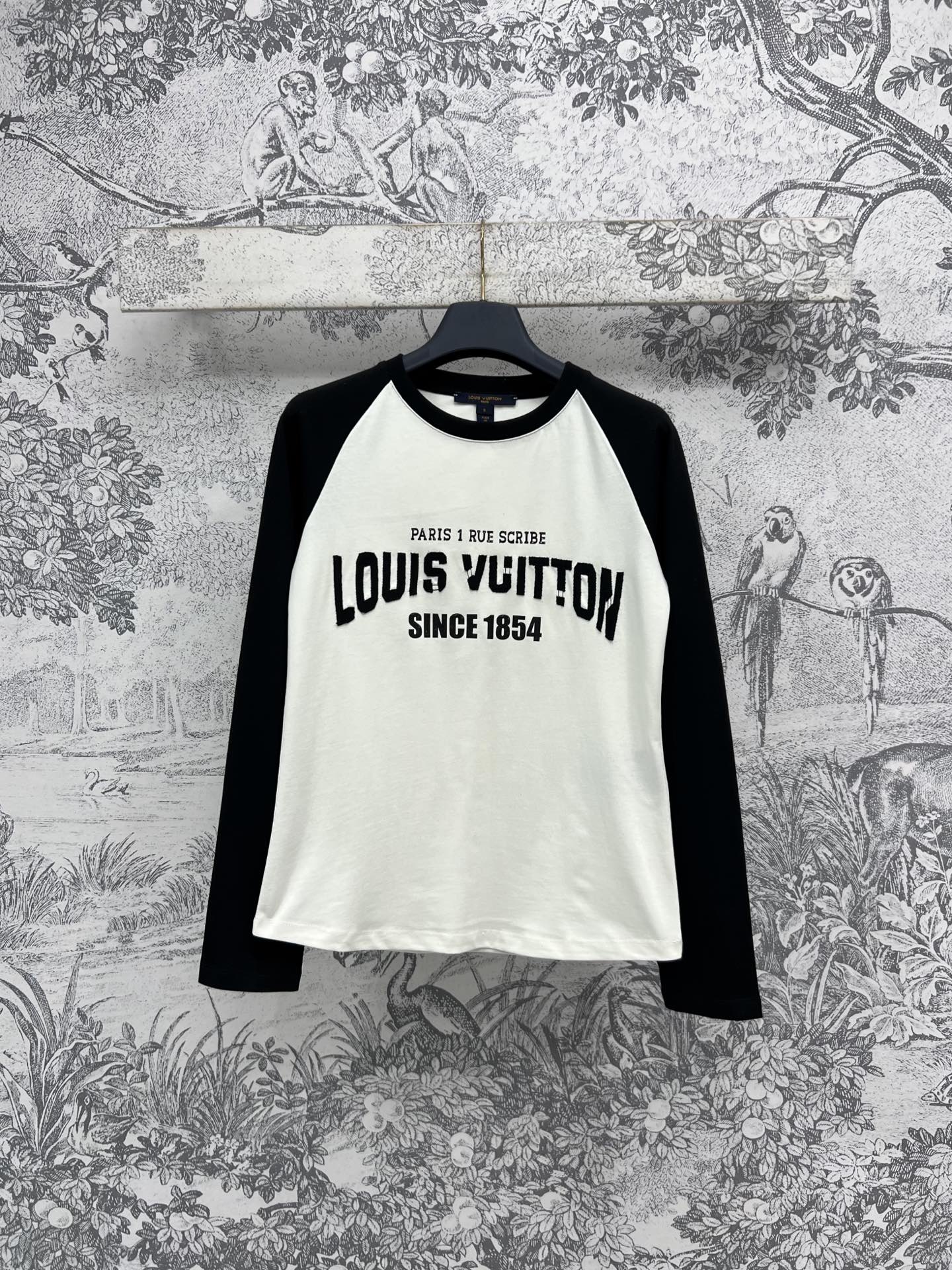 NO:312669,L Home 25 early spring new color-blocking long-sleeved T-shirt Super popular color-blocking ragdoll sleeve design Super slim upper body, fashionable and versatile items in early spring, simple and elegant letter printing design, full of American fashion brand feeling, classic color-blocking, super white, high-end tone, loose style not picky, daily leisure is good, one color and three codes SML,,louis vuitton,tees, t-shirt,alexander wang19860909L家 25早春新款 拼色长袖T恤 超流行的拼色插肩袖设计 上身超级显瘦 早春时髦百搭单品 字母印花设计简约大方 美式潮牌感满满 拼色经典耐看 超显白 富有高级调性 宽松版型不挑人 日常休闲都不错哦一色三码 SML,,louis vuitton,tees，t-shirt,alexander wang,Women's clothing