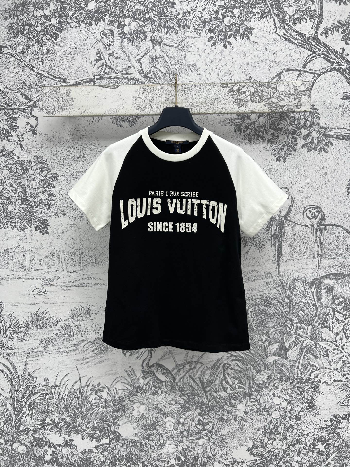 NO:312665,L Home 25 early spring new style, short-sleeved T-shirt, super popular color-blocking ragdoll sleeve design, letter printing design is simple and elegant, full of American fashion brand, classic color-blocking, super white, high-end tone, loose style is not picky, daily leisure is good, one color and three codes SML,,louis vuitton, T-shirt,tees, t-shirt,alexander wang19860909L家 25早春新款 配色短袖T恤 超流行的拼色插肩袖设计 字母印花设计简约大方 美式潮牌感满满 拼色经典耐看 超显白 富有高级调性 宽松版型不挑人 日常休闲都不错哦一色三码 SML,,louis vuitton,T-shirt,tees，t-shirt,alexander wang,Women's clothing