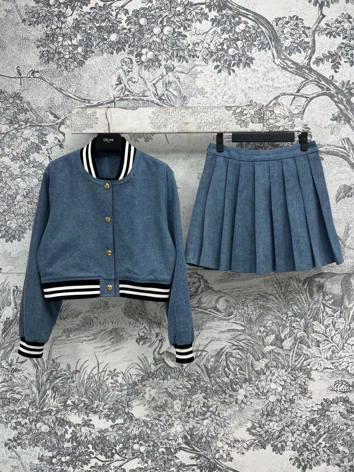 NO:313193,CE Home 25 Early Spring New Style Back Logo Baseball Denim Jacket   Pleated Short Skirt A set of casual upper body and girlish age reduction Black and white striped spliced ​​neckline Sleeve layered Back letter contrasting logo decoration Lower body with pleated short skirt College style color matching girlishness full of one color three codes SML, skirts, jackets & coats, alexander wang19860909CE家 25早春新款 后背logo棒球牛仔外套 百褶短裙 一套上身休闲又少女减龄 黑白条纹拼接领口 衣袖层次 后背字母撞色logo装饰 下半身搭配百褶短裙 学院风的配色少女感满满一色三码 SML,,skirts,jackets & coats,alexander wang,Women's clothing