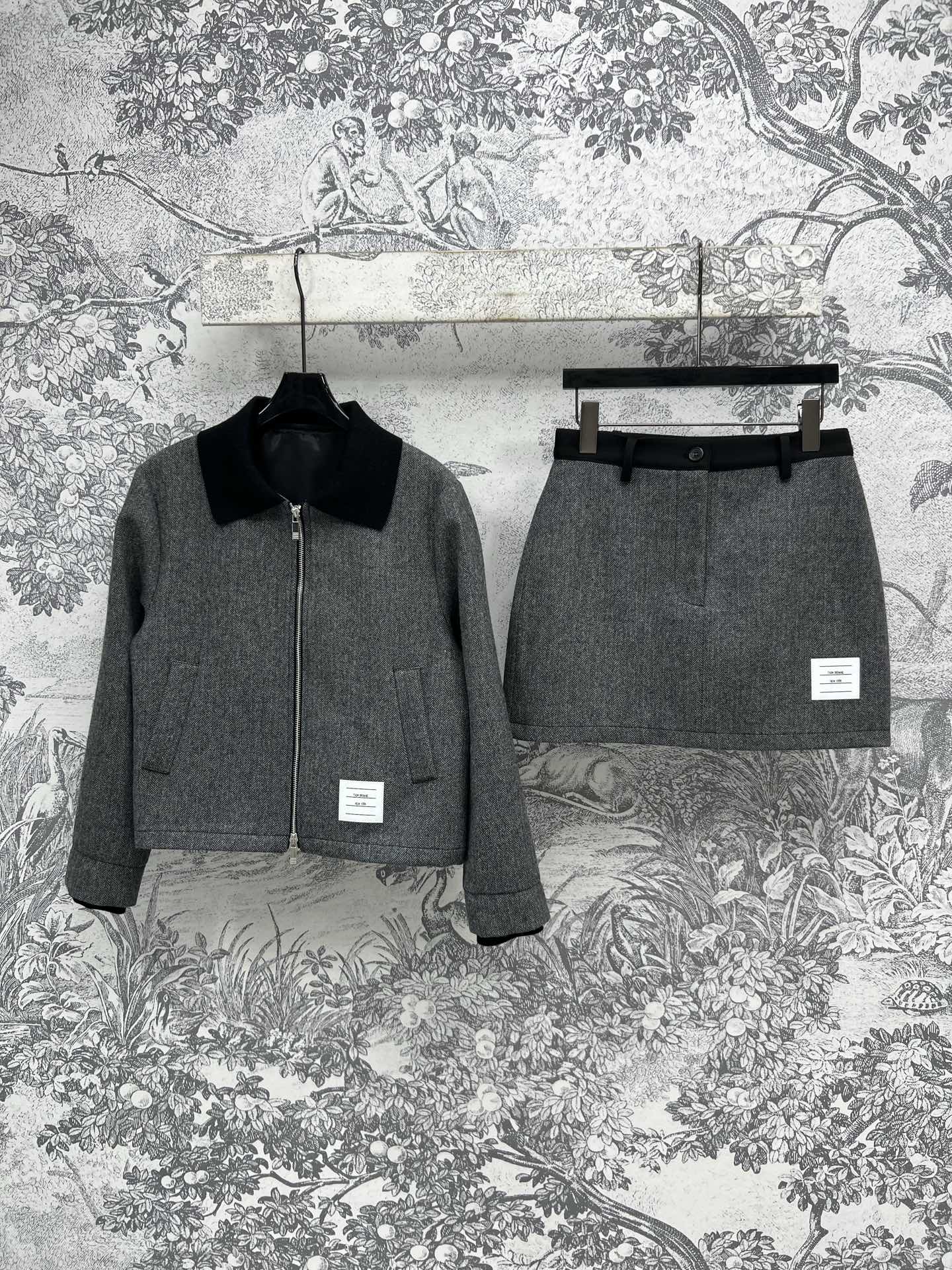 NO:313199,TB Home 25 Early Spring New Style Contrast Black Lapel Jacket   Short Skirt Set Contrast Lapel Loose Style Super Delicate and Fashionable Paired with a short skirt The upper body shows long legs perfectly lengthened legs Visual get three to seven points High-grade gray texture Nice A set of top body looks slim and elegant and literary Age-reducing girl's clothing that can be sweet and salty with textured texture One color three code SML, skirts, jackets & coats, alexander wang19860909TB家 25早春新款 撞色黑色翻领外套 短半裙套装 撞色翻领宽松版型 超级精致又时髦 搭配短半裙 上身超显大长腿 完美拉长腿部比例 视觉get三七分 高级灰色系质感奈斯 一套上身显瘦又气质文艺 可甜可盐的减龄少女装 自带纹理质感 一色三码 SML,,skirts,jackets & coats,alexander wang,Women's clothing