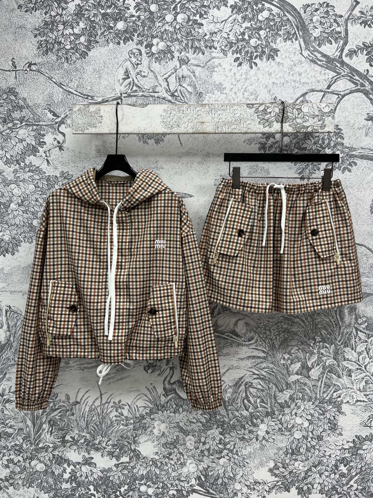 NO:313176,Coat skirt, 25 early spring new style, hooded jacket   skirt, double pocket design with high-end style, the lower body is matched with a short skirt, super long legs in one second, retro plaid fabric, loose cut, slim and very retro and fashionable, classic embroidery logo on the chest, a set of matching or single matching is very extra points, the details are very well-made, one color and three codes SM, skirts, jackets & coats, hats, alexander wang19860909外套半裙 25早春新款 连帽外套 半裙 双口袋设计自带高级的格调 下半身搭配a字短裙一秒超显大长腿 复古格纹面料 宽松剪裁上身显瘦又很复古时髦 胸前经典刺绣Logo 一套搭配或者单搭都很加分 细节做工都很到位 一色三码 SM,,skirts,jackets & coats,hats,alexander wang,Women's clothing