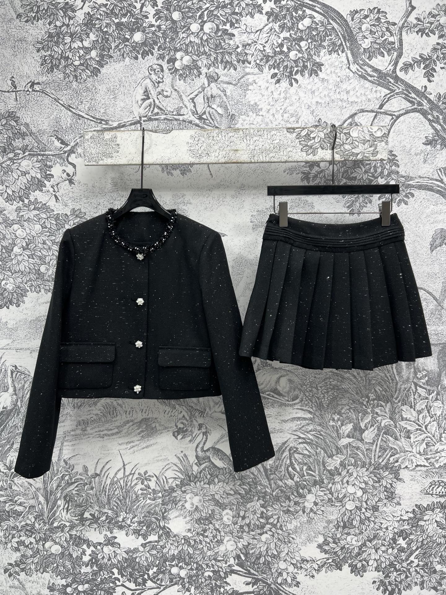 NO:313182,New early spring style, small-flavored beaded round neck short jacket   high-waisted pleated skirt, exquisite and fashionable, three-dimensional slim tailoring with high-waisted short skirt, a set of top-fitting, really sweet, very elegant, whether it is daily outfits, dates, parties, you can become the focus of two colors and three codes. SML, skirts, jackets & coats, alexander wang19860909早春新款 小香风钉珠圆领短外套 高腰百褶短裙 精致又时髦洋气 立体修身剪裁搭配高腰短裙 一套上身绝了 真的太甜啦 很显气质 无论是日常穿搭 还是约会 聚会 都能让你成为焦点两色三码 SML,,skirts,jackets & coats,alexander wang,Women's clothing