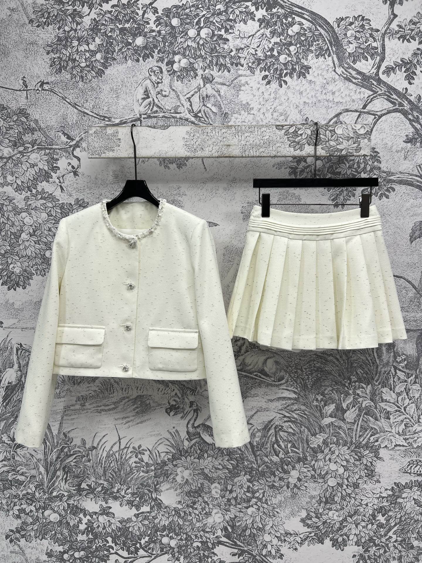 NO:313185,New early spring style, small-flavored beaded round neck short jacket   high-waisted pleated skirt, exquisite and fashionable, three-dimensional slim tailoring with high-waisted short skirt, a set of top-fitting, really sweet, very elegant, whether it is daily outfits, dates, parties, you can become the focus of two colors and three codes. SML, skirts, jackets & coats, alexander wang19860909早春新款 小香风钉珠圆领短外套 高腰百褶短裙 精致又时髦洋气 立体修身剪裁搭配高腰短裙 一套上身绝了 真的太甜啦 很显气质 无论是日常穿搭 还是约会 聚会 都能让你成为焦点两色三码 SML,,skirts,jackets & coats,alexander wang,Women's clothing