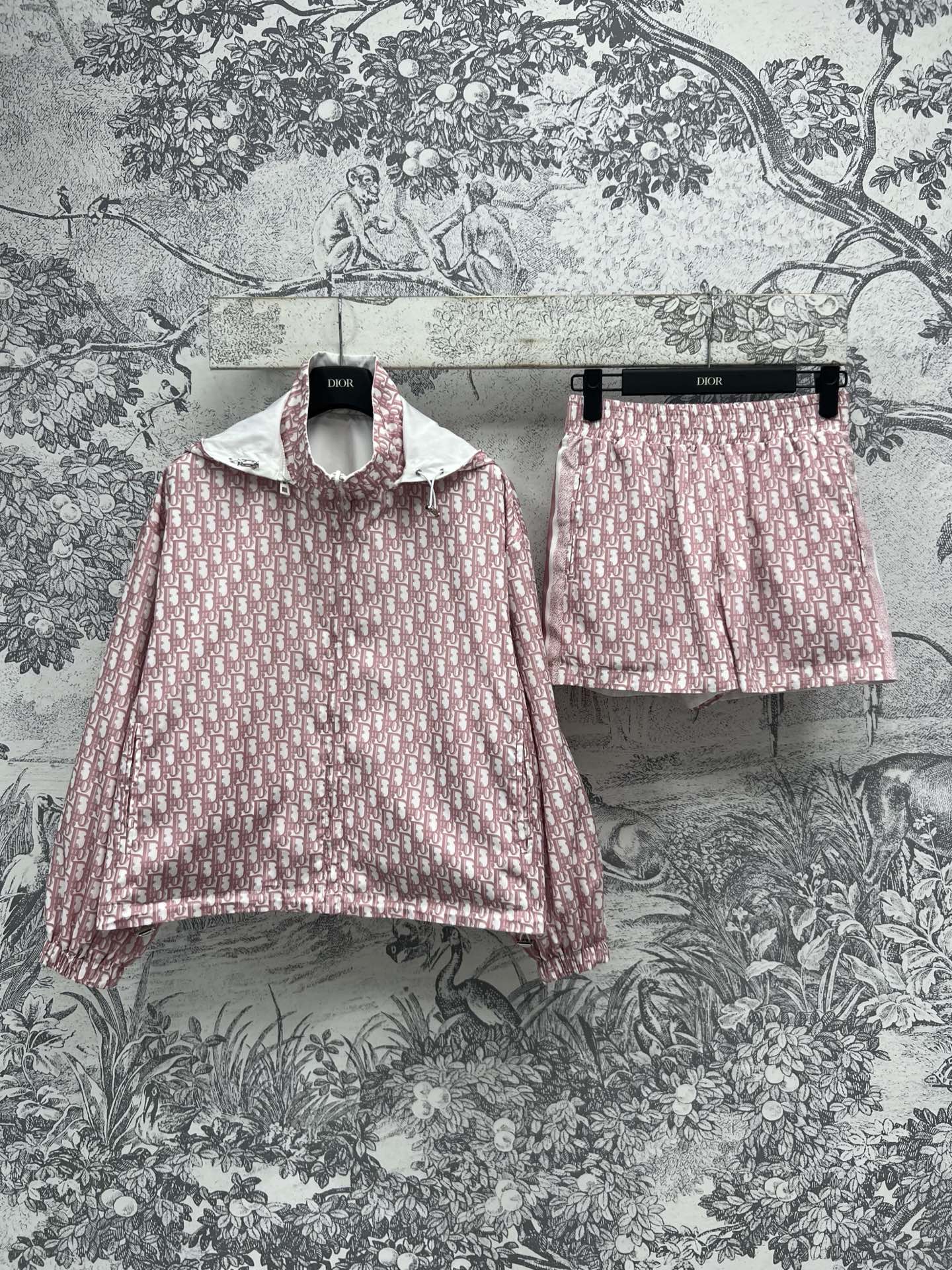 NO:313191,D Home 25 early spring new style, full-screen LOGO letter double-sided sports suit, stand-up collar hooded zipper jacket   elastic waist shorts, removable hooded design, upper body is super hidden and slimming, sweet and cool girl series suit, custom-made D letter presbyopia pattern craft, solid color splicing presbyopia design, a set of top body handsome, fashionable and stylish, fashionable casual suit, full-frame letters have super high recognition and easy to get fashionable, everyday casual and exercise can be done, two colors and three codes, SML,,dior, shorts, jackets & coats,hats,alexander wang19860909D家 25早春新款 满屏LOGO字母双面运动套装 立领连帽拉链外套 松紧腰短裤 可拆卸连帽设计 上身超级藏肉显瘦 甜酷女孩系列套装 一面定制D字母老花图案工艺 一面纯色拼接老花设计 一套上身帅气又时髦有型 时髦休闲套装 全幅字母拥有超高辨识度并且轻松get到时髦范 日常休闲运动都可以 两色三码 SML,,dior,shorts,jackets & coats,hats,alexander wang,Women's clothing