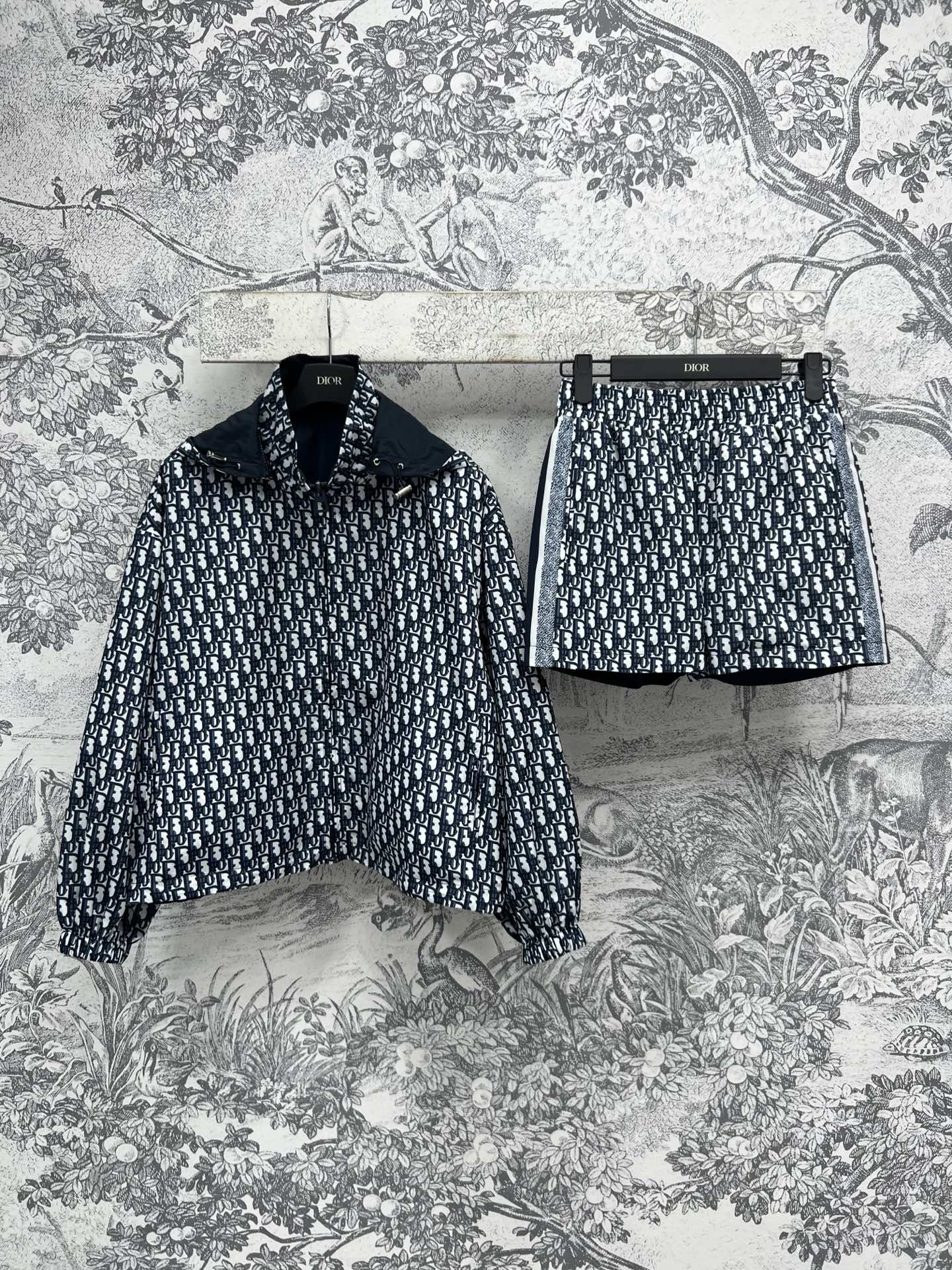 NO:313197,D Home 25 early spring new style, full-screen LOGO letter double-sided sports suit, stand-up collar hooded zipper jacket   elastic waist shorts, removable hooded design, upper body is super hidden and slimming, sweet and cool girl series suit, custom-made D letter presbyopia pattern craft, solid color splicing presbyopia design, a set of top body handsome and stylish, fashionable casual suit, full-frame letters have super high recognition and easy to get fashionable, everyday casual exercises are available, two colors and three codes, SML 8,,dior, shorts, jackets & coats,hats,alexander wang19860909D家 25早春新款 满屏LOGO字母双面运动套装 立领连帽拉链外套 松紧腰短裤 可拆卸连帽设计 上身超级藏肉显瘦 甜酷女孩系列套装 一面定制D字母老花图案工艺 一面纯色拼接老花设计 一套上身帅气又时髦有型 时髦休闲套装 全幅字母拥有超高辨识度并且轻松get到时髦范 日常休闲运动都可以 两色三码 SML 8,,dior,shorts,jackets & coats,hats,alexander wang,Women's clothing